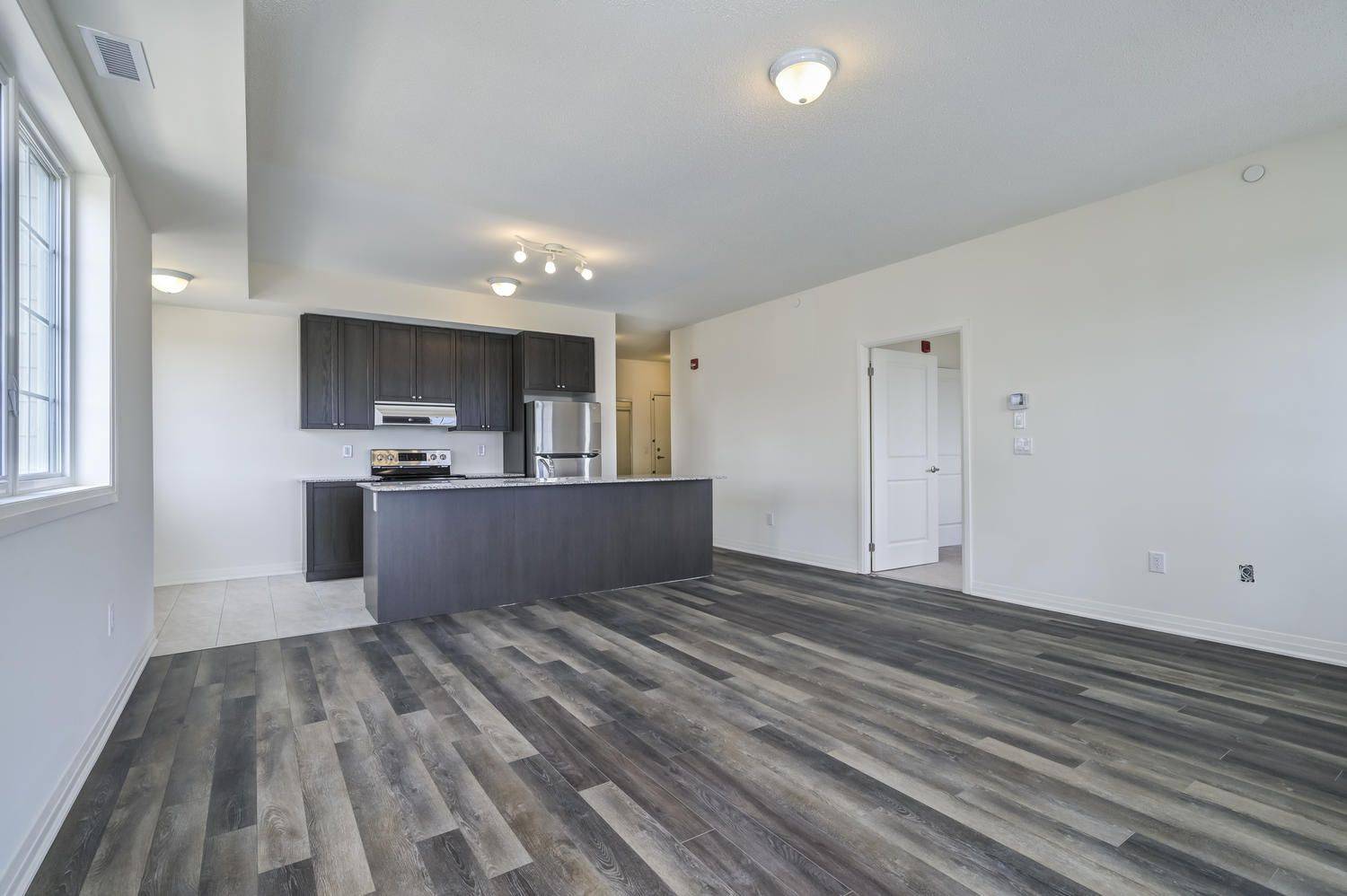 Clarington, ON L1B 0B6,70 Shipway AVE #304