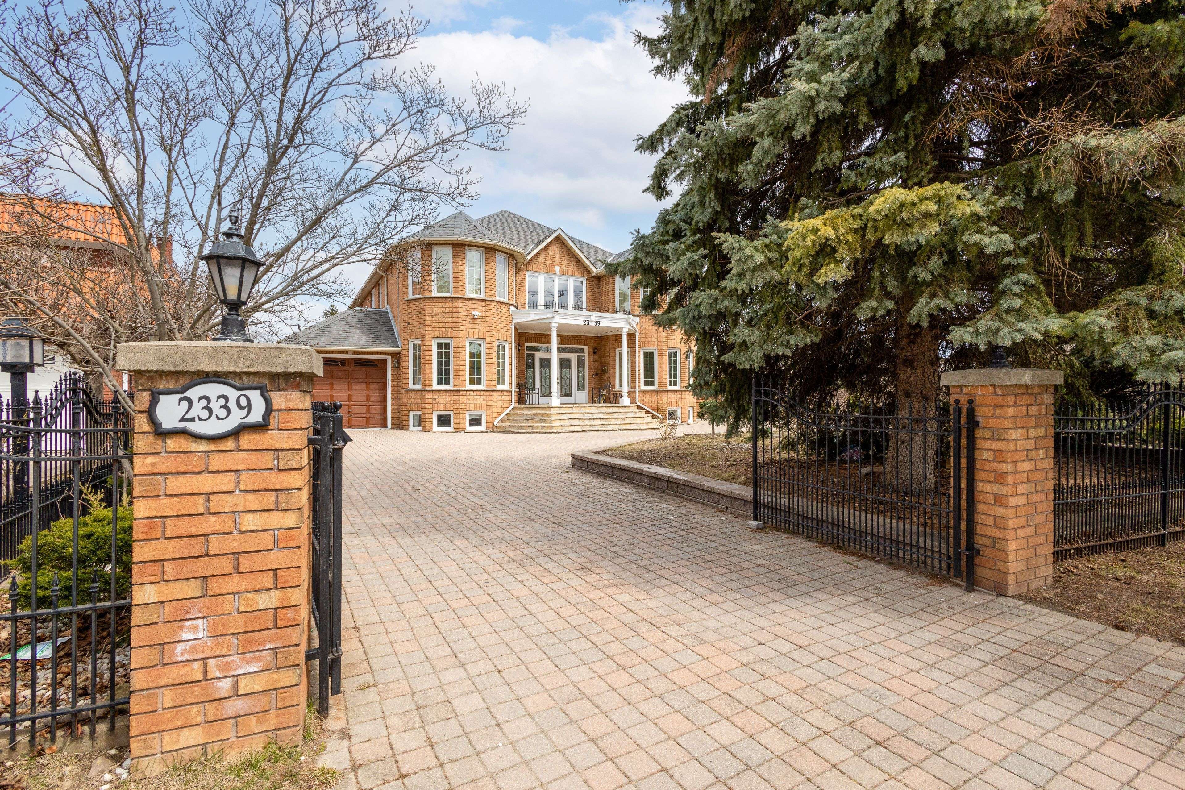 Mississauga, ON L5C 1Y1,2339 Glengarry RD