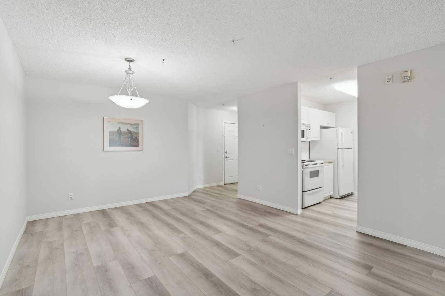 Calgary, AB T2J 7H1,2022 Canyon Meadows DR SE #111