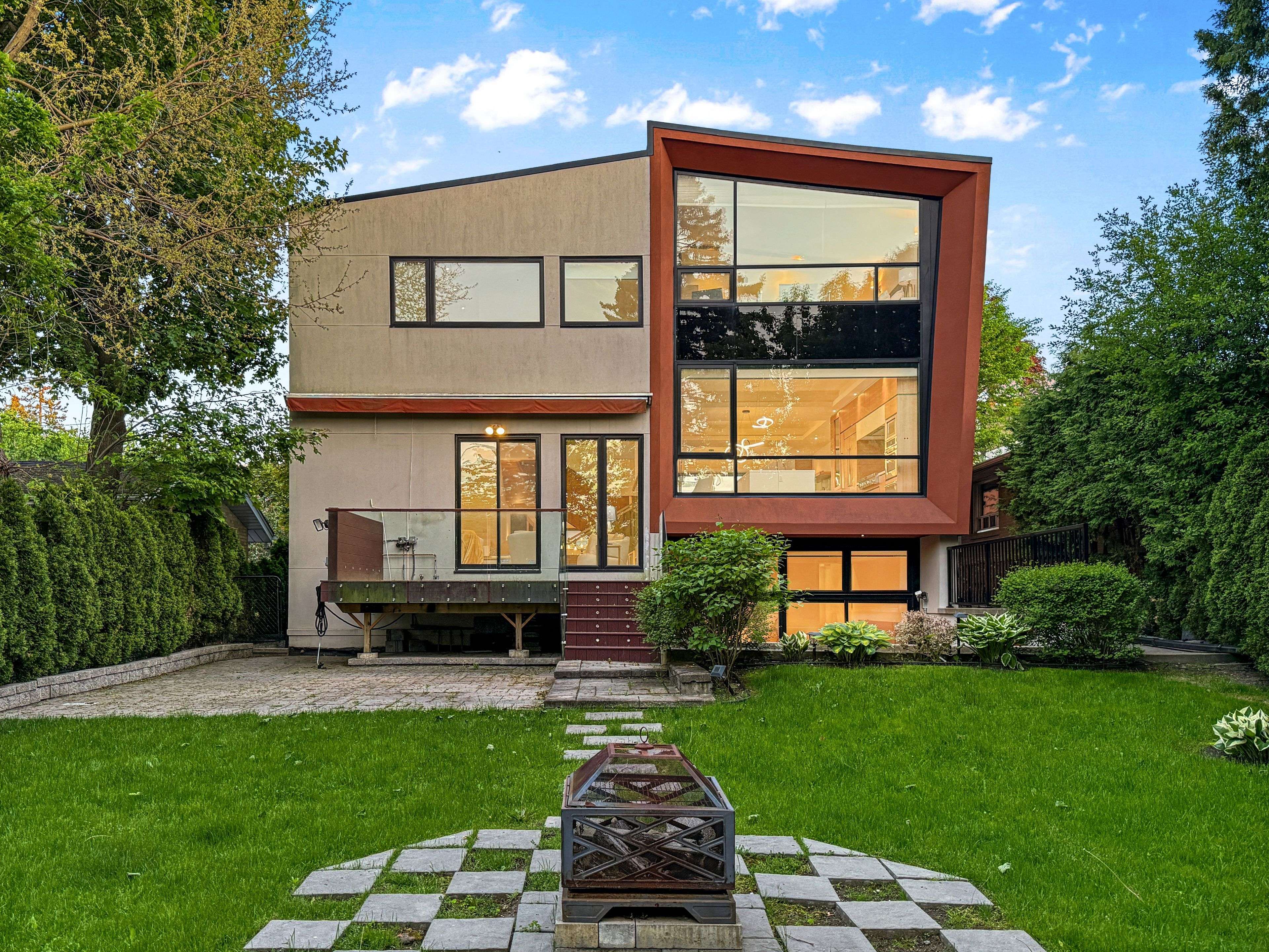 Toronto C15, ON M2K 1X8,14 Windham DR