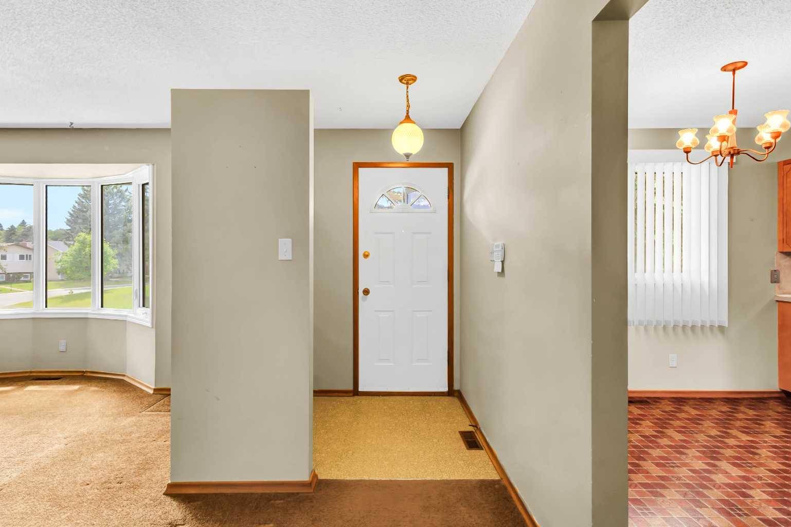 Calgary, AB T2K 4L1,7512 Hunterfield RD NW