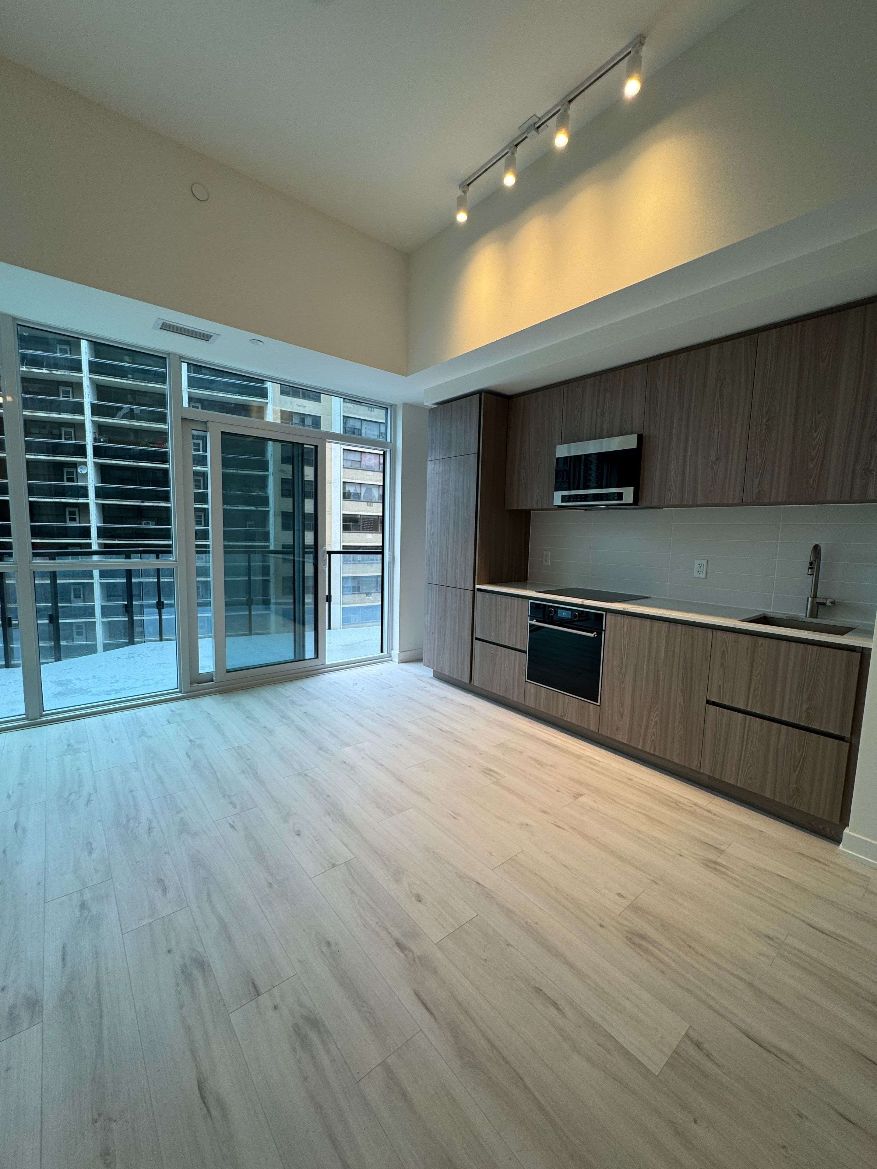 Toronto C10, ON M4P 1V7,110 Broadway AVE #616N