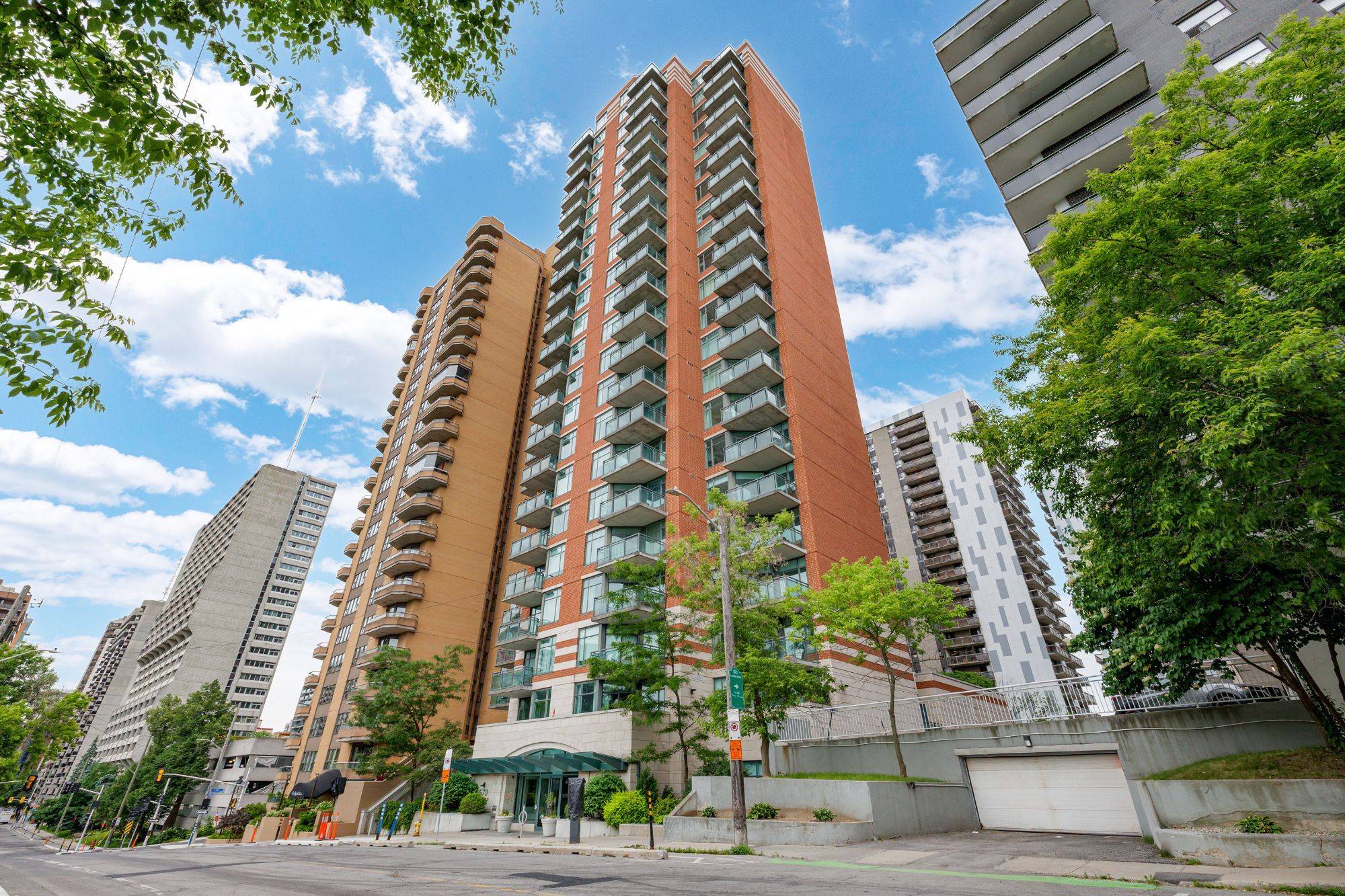 Ottawa Centre, ON K1R 1C8,570 Laurier AVE W #1604