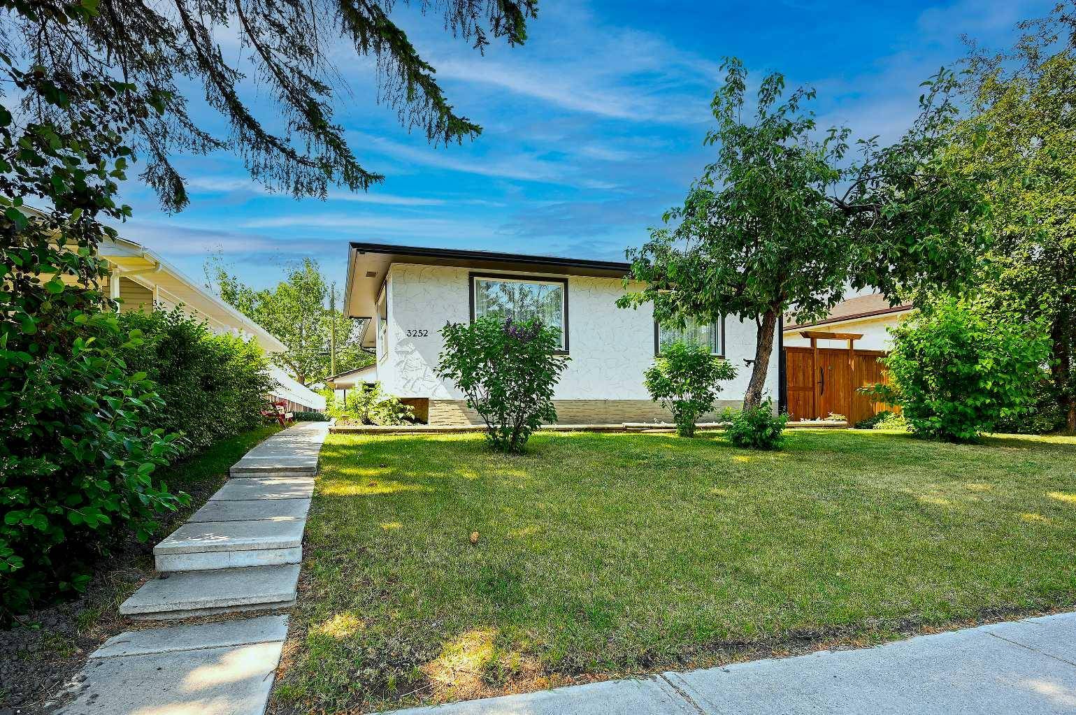Calgary, AB T2B 2A7,3252 Dover Ridge DR SE