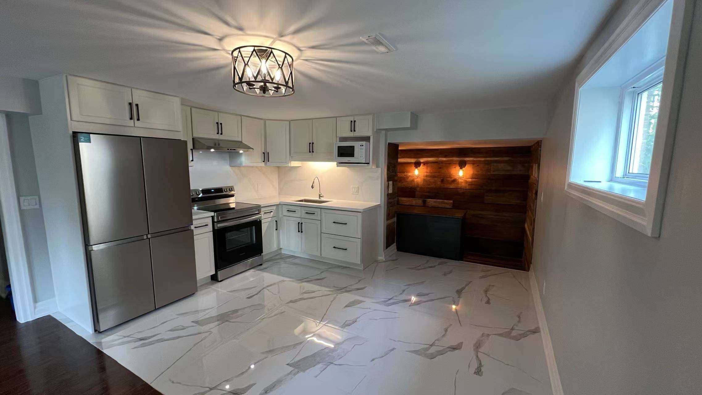 Mississauga, ON L5C 2C2,3082 Lindenlea DR #lower
