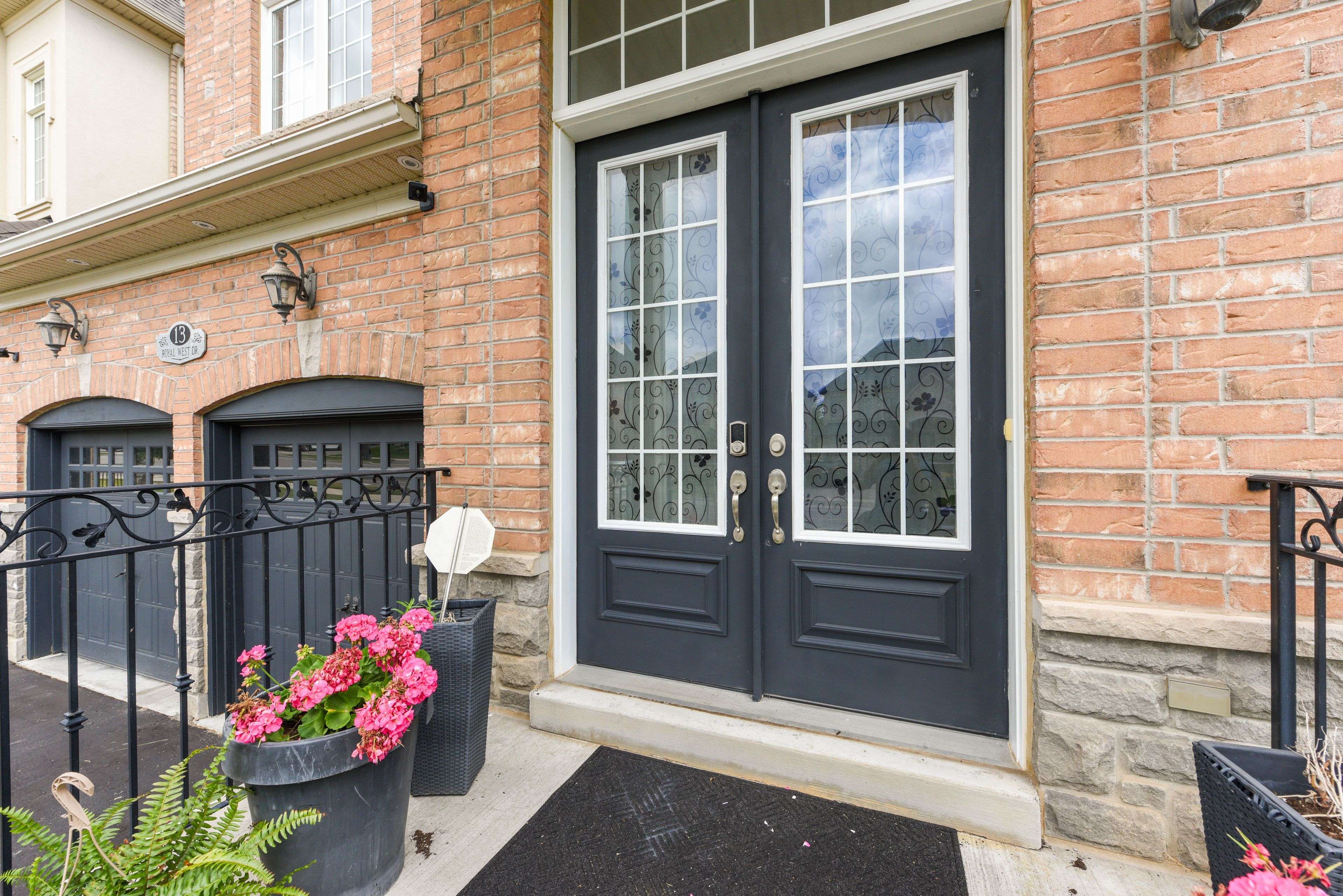 Brampton, ON L6X 2X3,13 Royal west DR