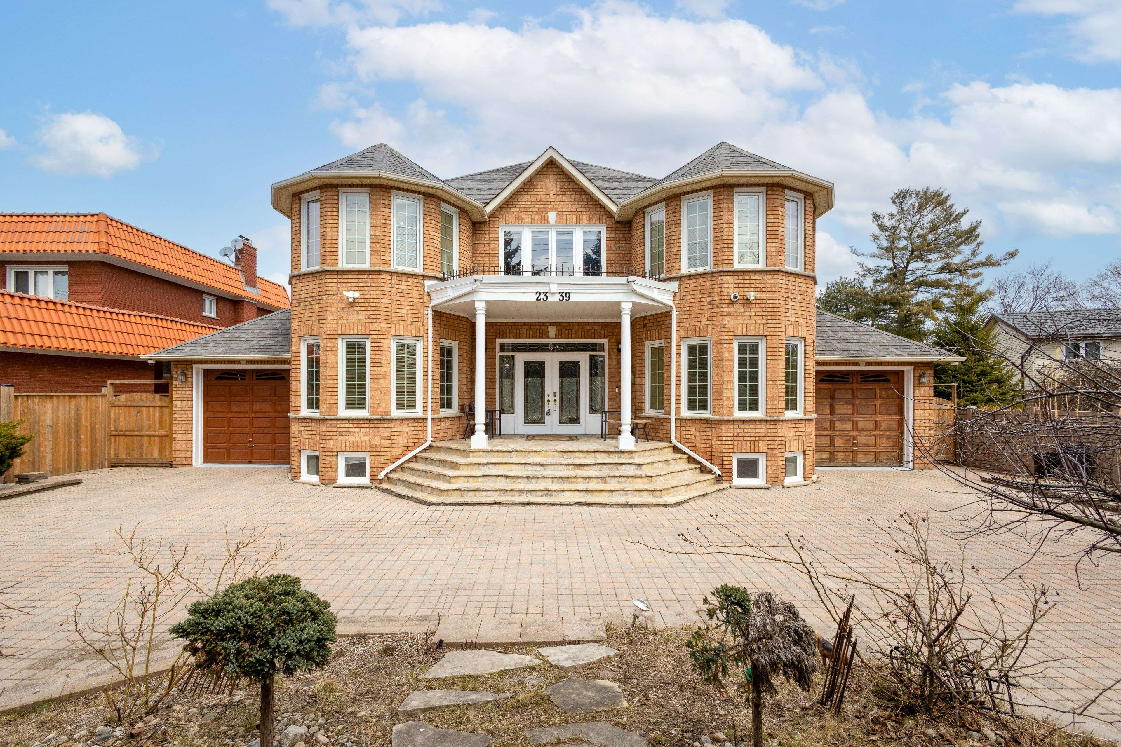 Mississauga, ON L5C 1Y1,2339 Glengarry RD