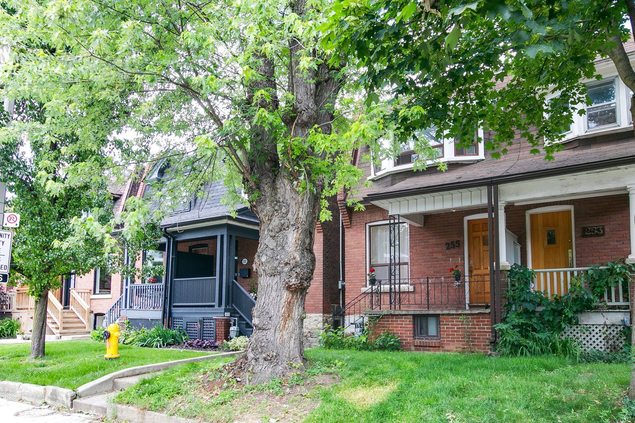 Toronto C02, ON M5R 3B7,255 Howland AVE
