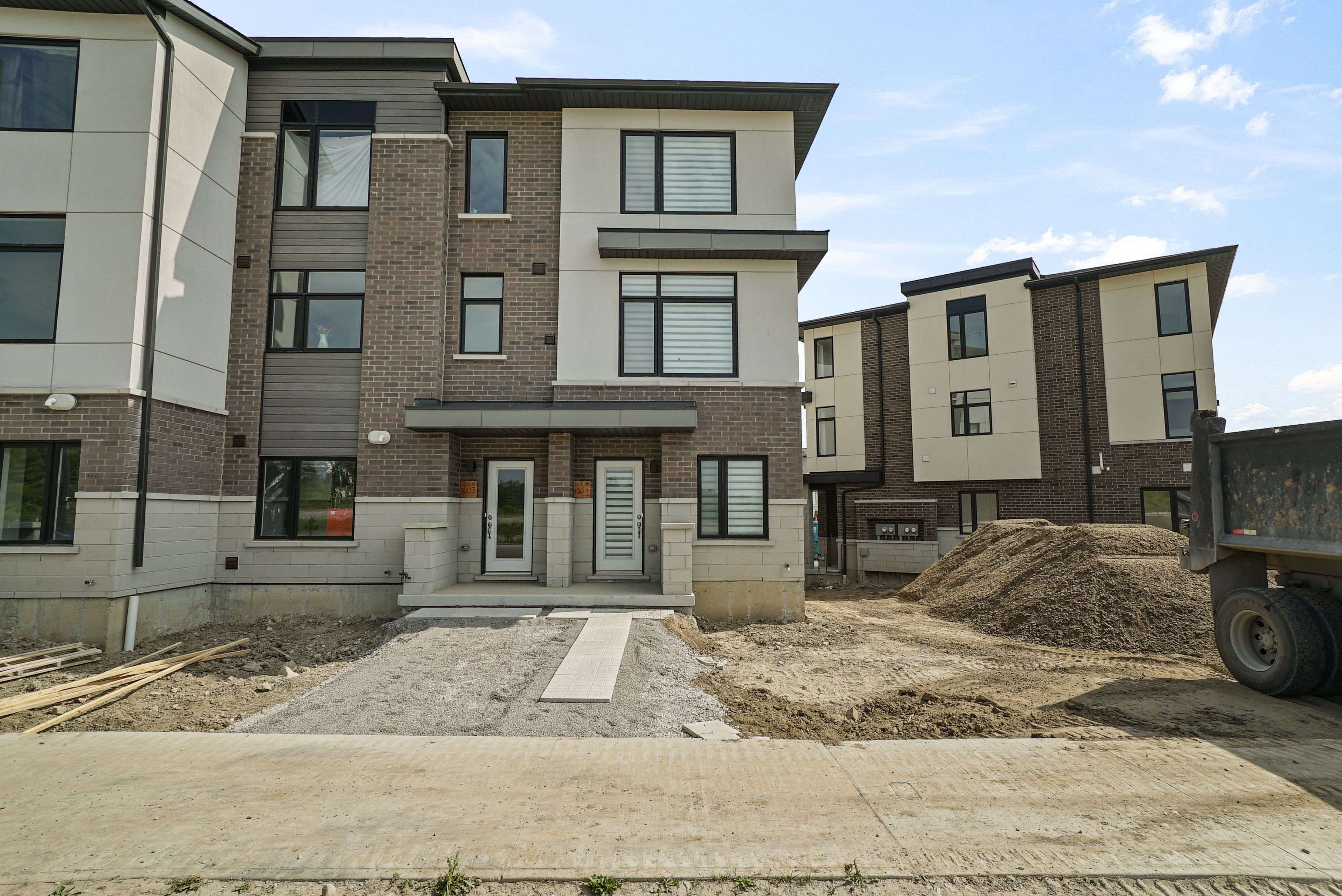 Pickering, ON L1X 0S9,1695 Dersan ST #601