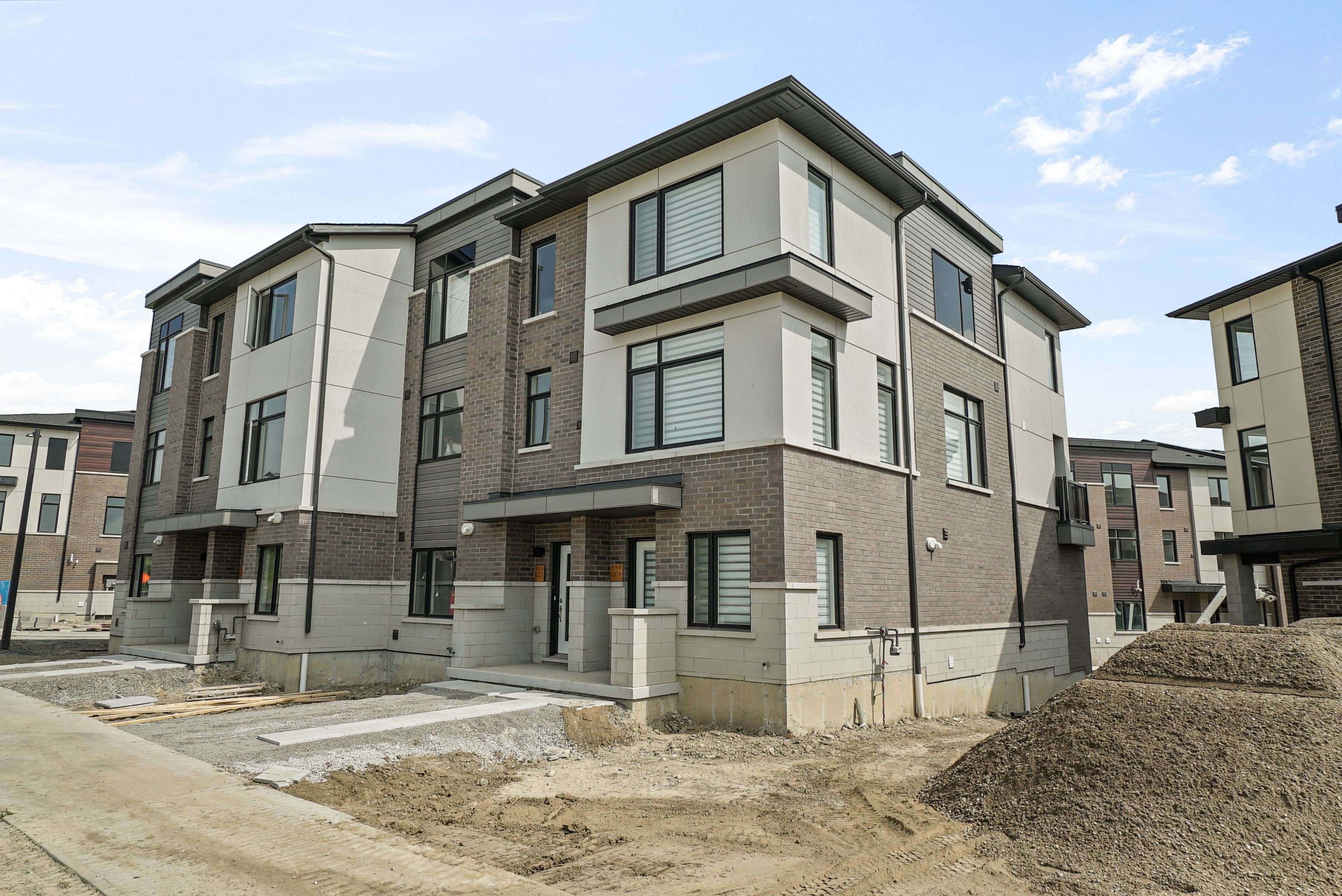 Pickering, ON L1X 0S9,1695 Dersan ST #601