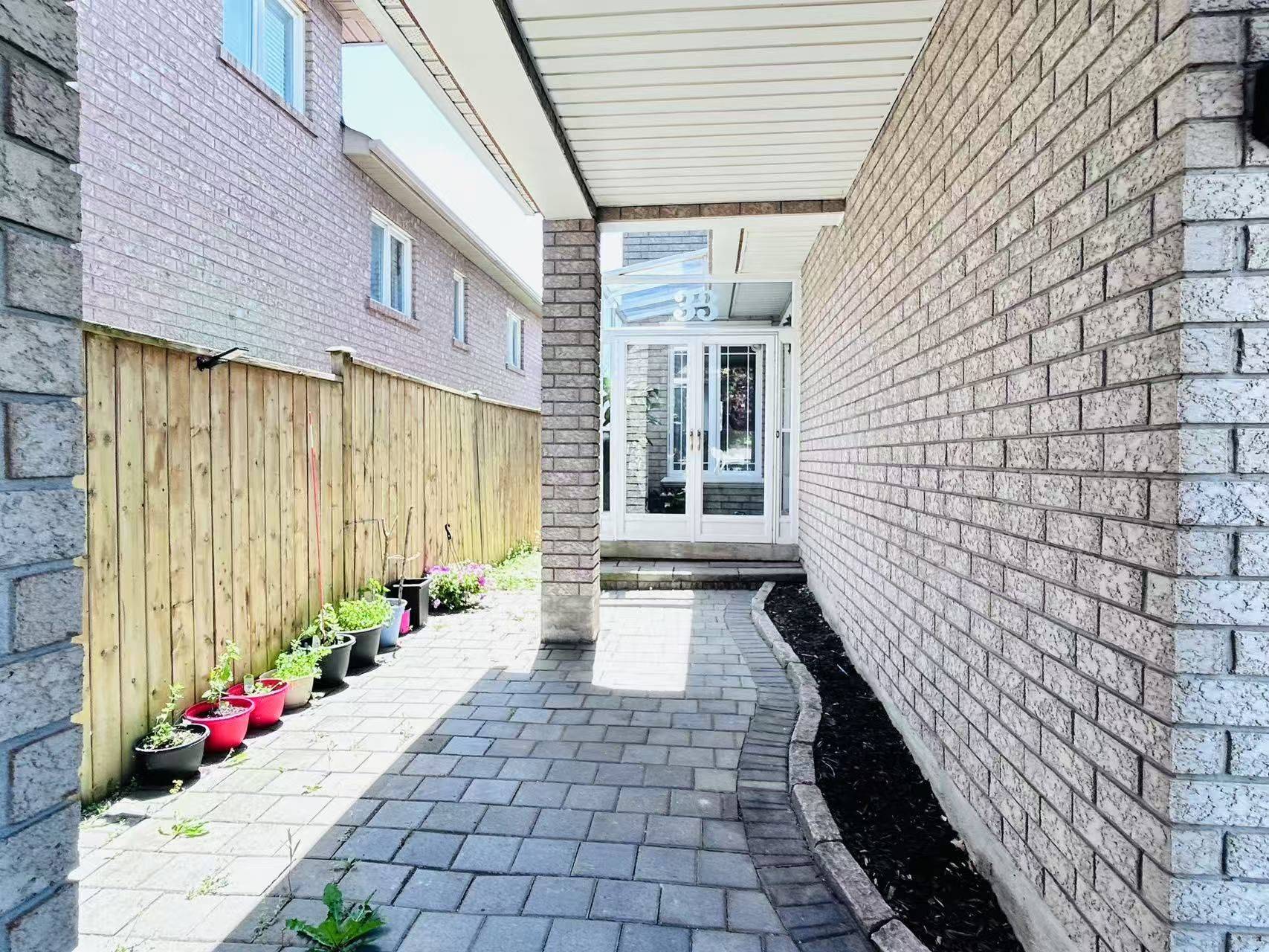Richmond Hill, ON L4S 2G9,33 Toporowski AVE