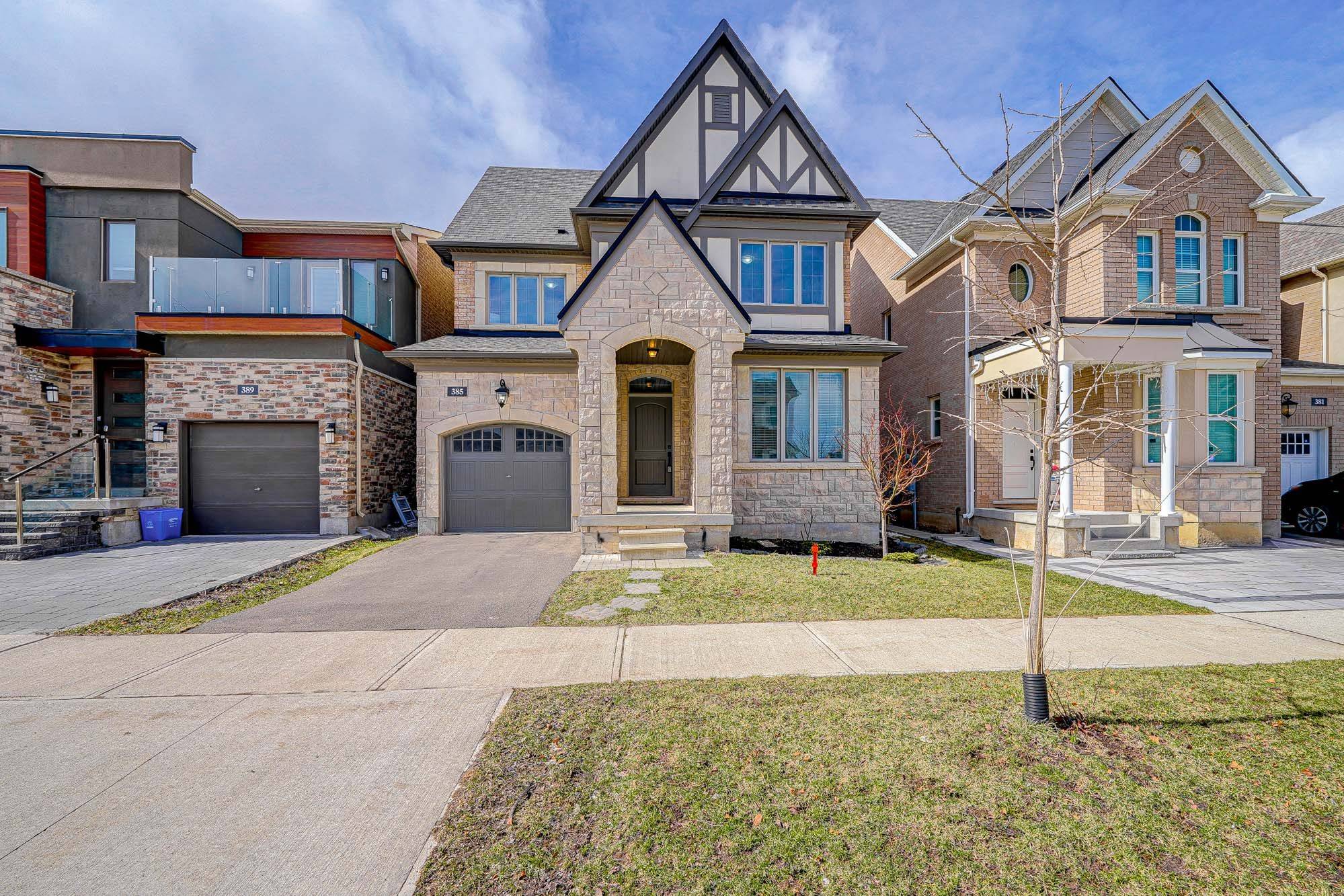 Oakville, ON L6M 4M2,385 Dahlia TRL