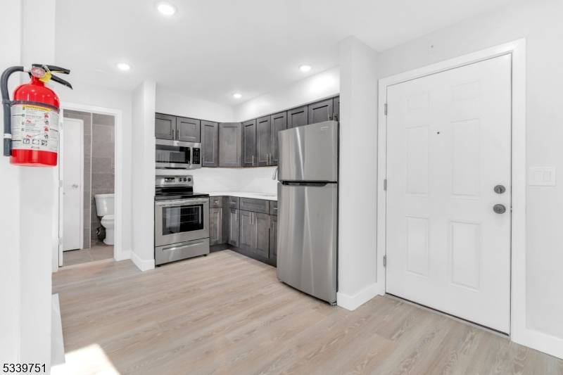 Elizabeth City, NJ 07202,557 S Broad St #B6