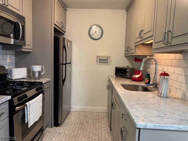 Clifton City, NJ 07013,605 Grove St #5