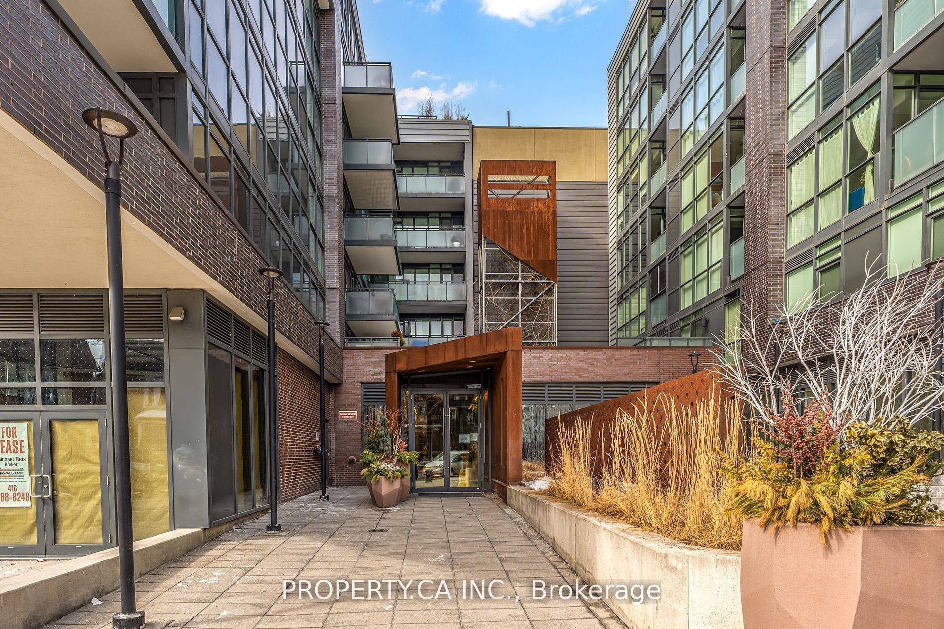 Toronto W01, ON M6R 0A7,38 Howard Park AVE #212