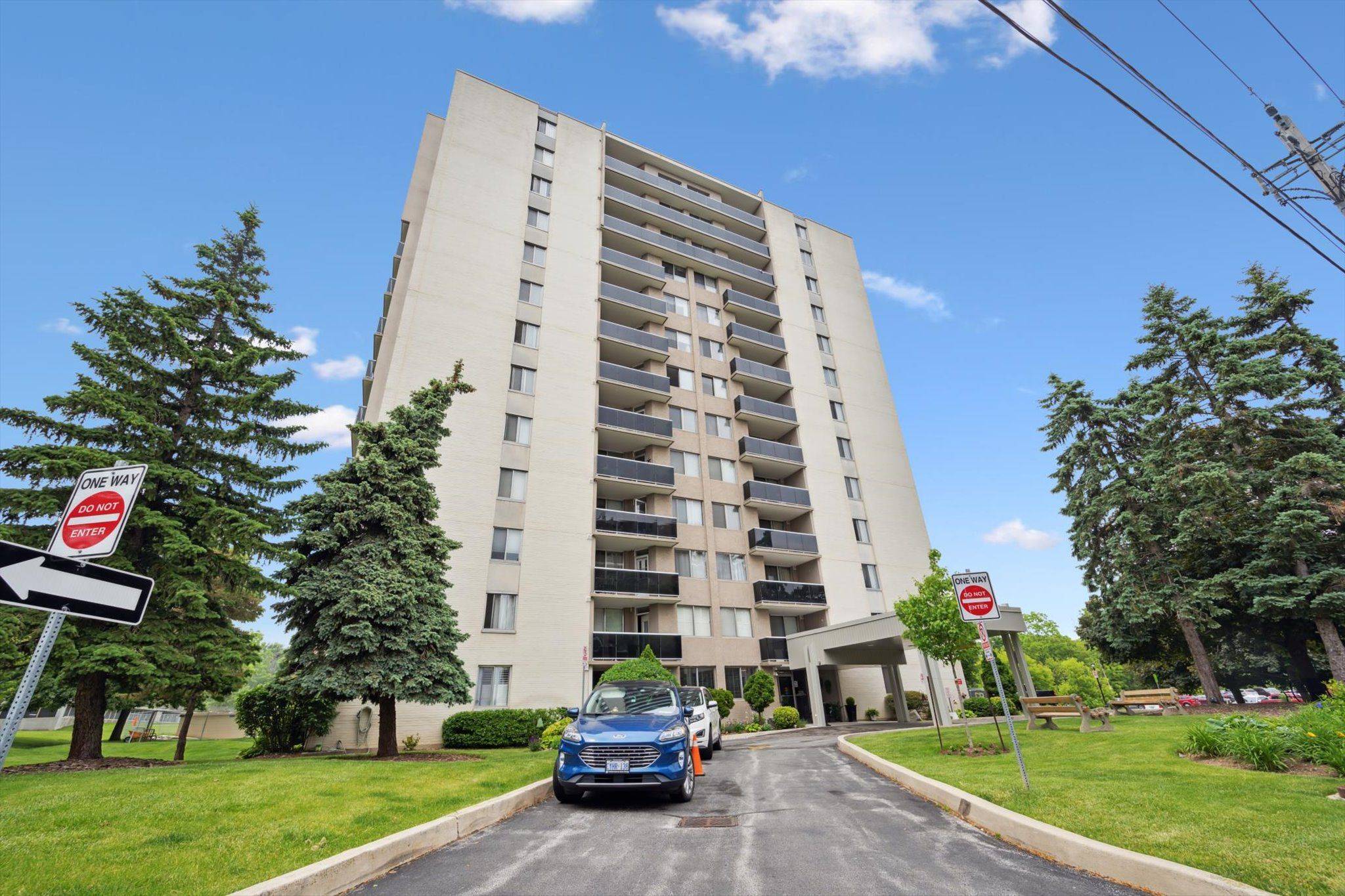 Milton, ON L9T 3X4,81 Millside DR #906