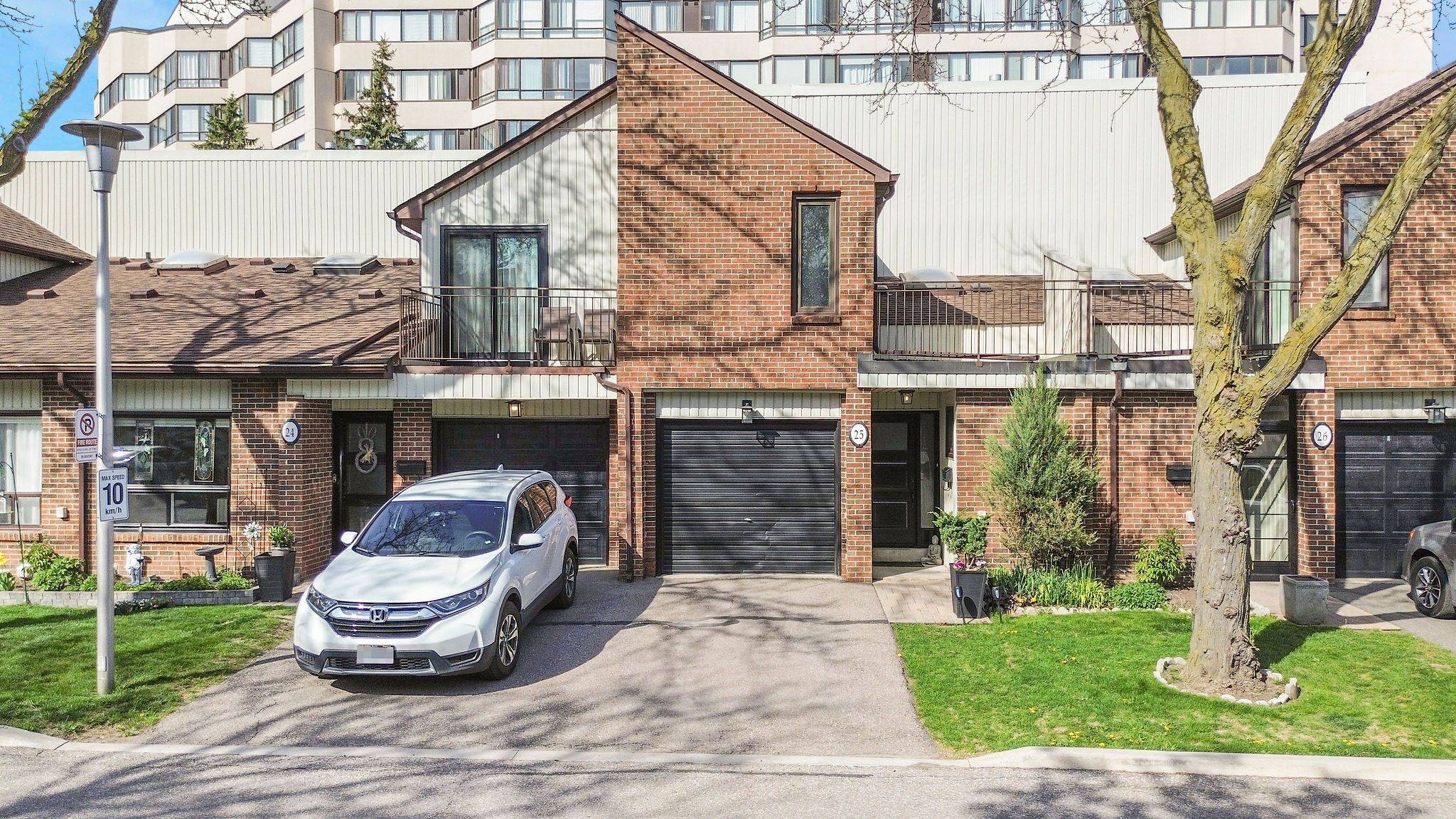 Mississauga, ON L5C 3A7,1021 Cedarglen Gate #25