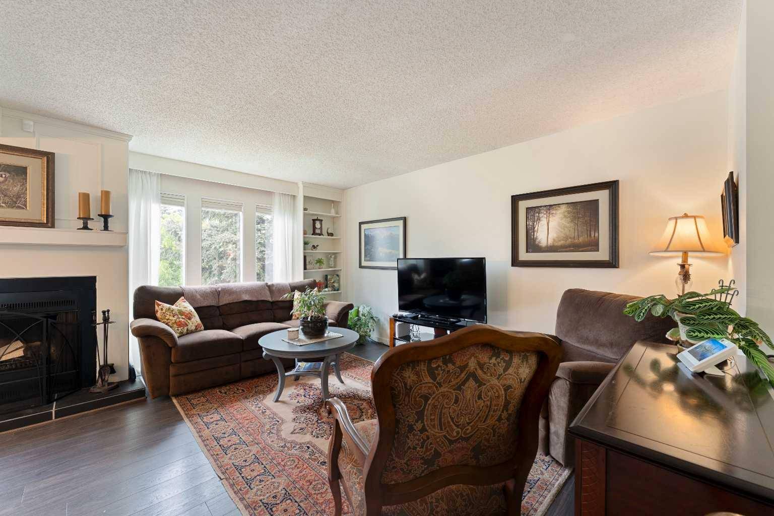 Calgary, AB T3B 4K1,130 Silvergrove RD NW