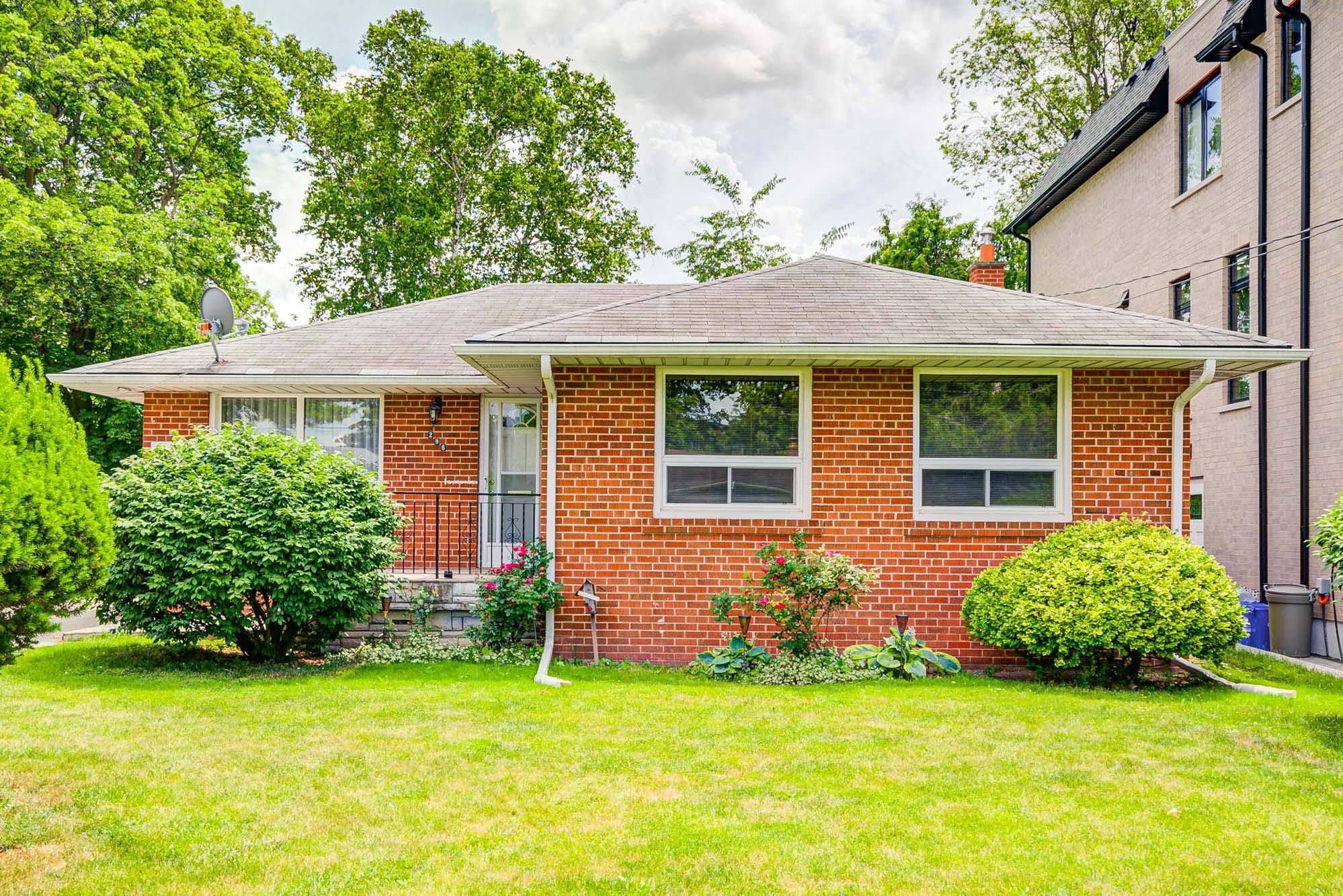 Richmond Hill, ON L4C 1R3,296 Boisdale AVE