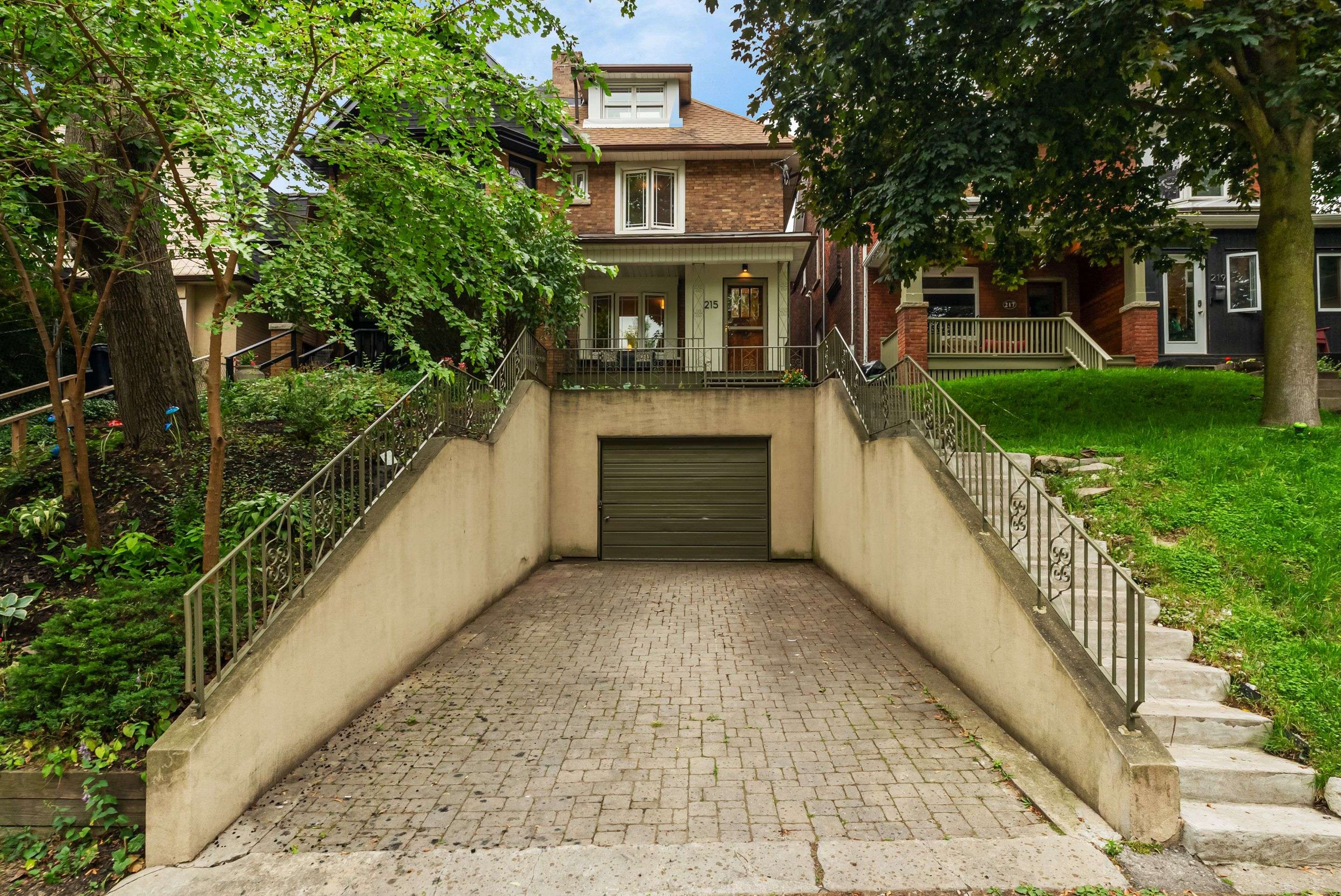 Toronto W02, ON M6P 1E9,215 Glenlake AVE