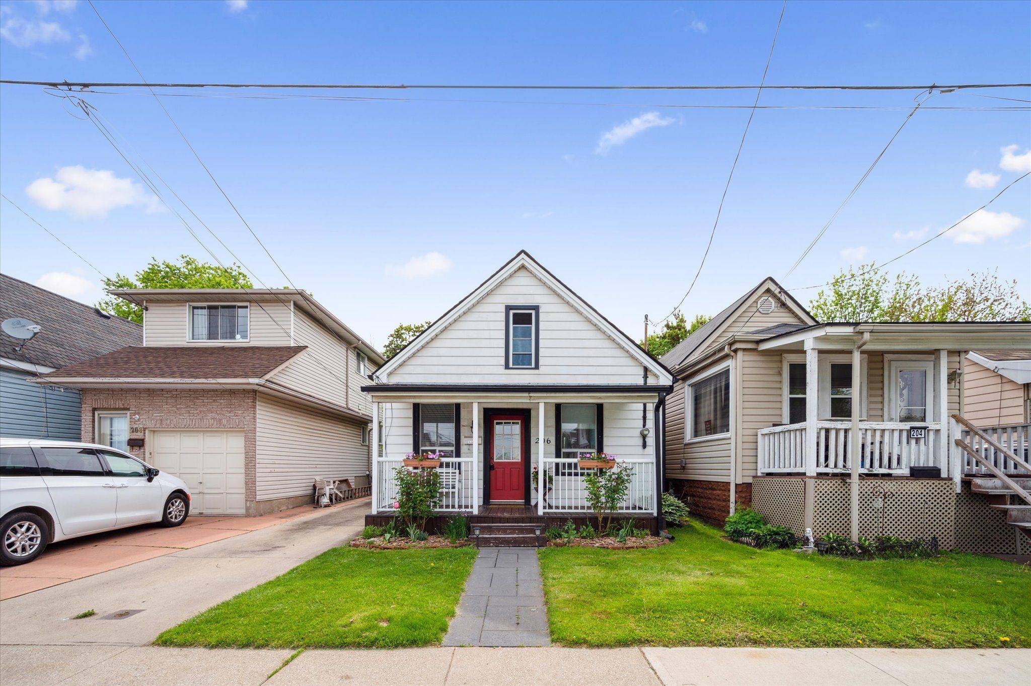 Hamilton, ON L8H 4J1,206 Province ST N