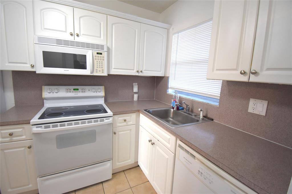 Sunrise, FL 33322,3051 Sunrise Lakes Dr #311