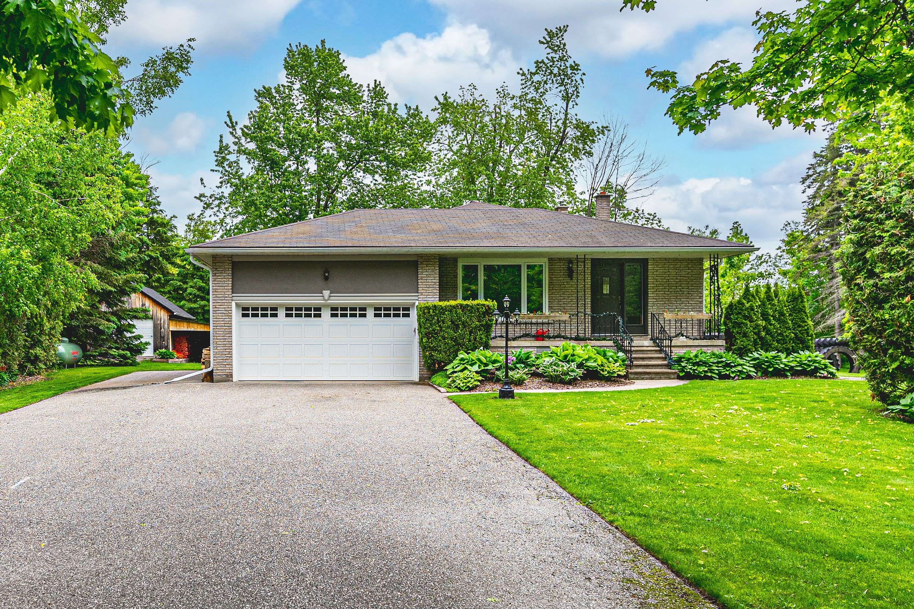 Innisfil, ON L0L 1K0,5853 Yonge ST