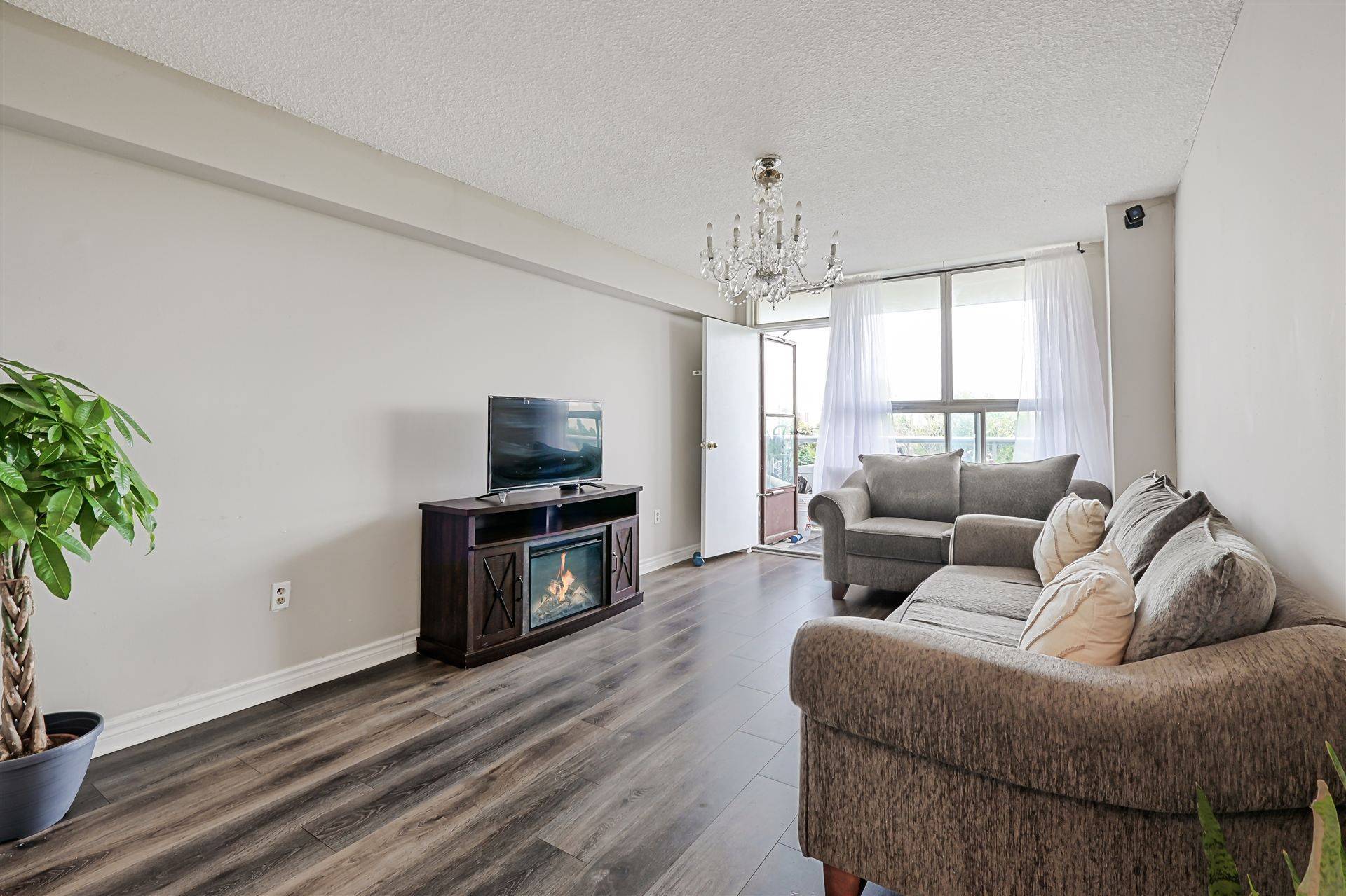 Toronto W04, ON M6B 2G8,940 Caledonia RD #611