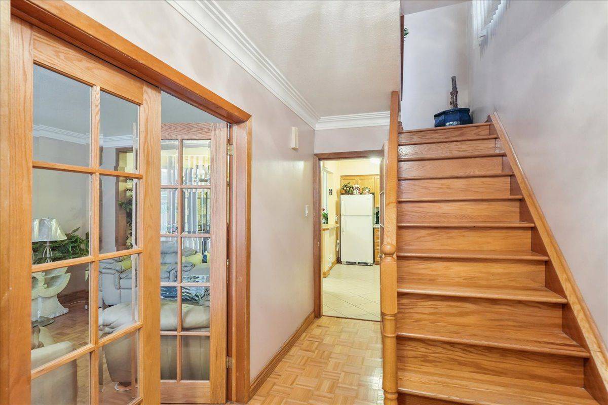 Toronto W03, ON M6N 3Y1,3 Hilldale RD NW