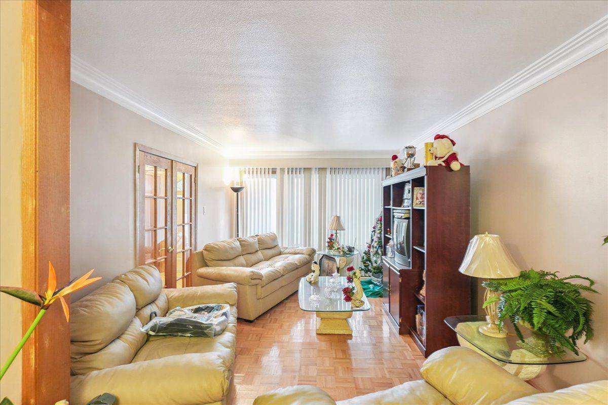 Toronto W03, ON M6N 3Y1,3 Hilldale RD NW