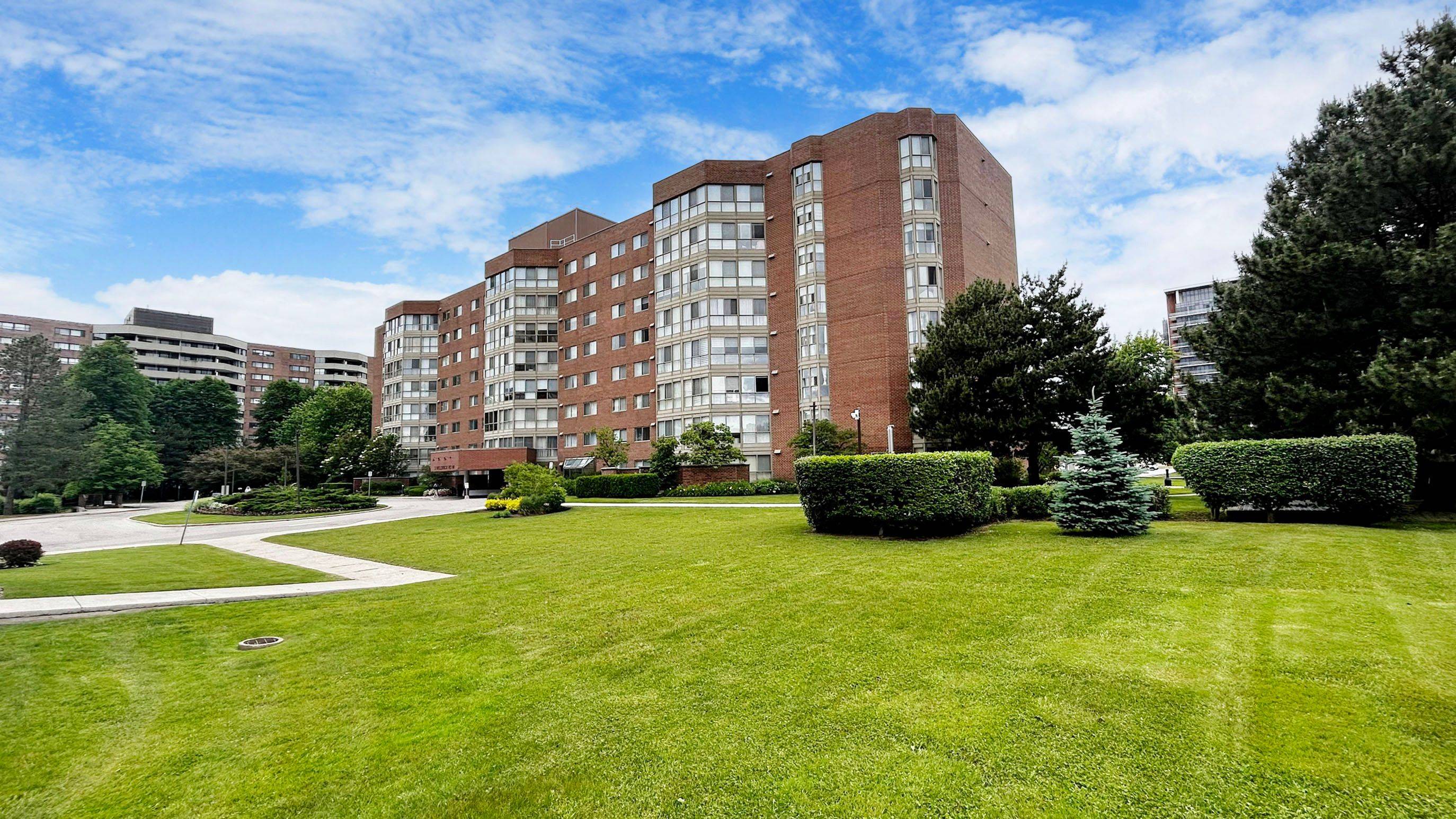 Richmond Hill, ON L4C 8S9,5 Weldrick RD #613