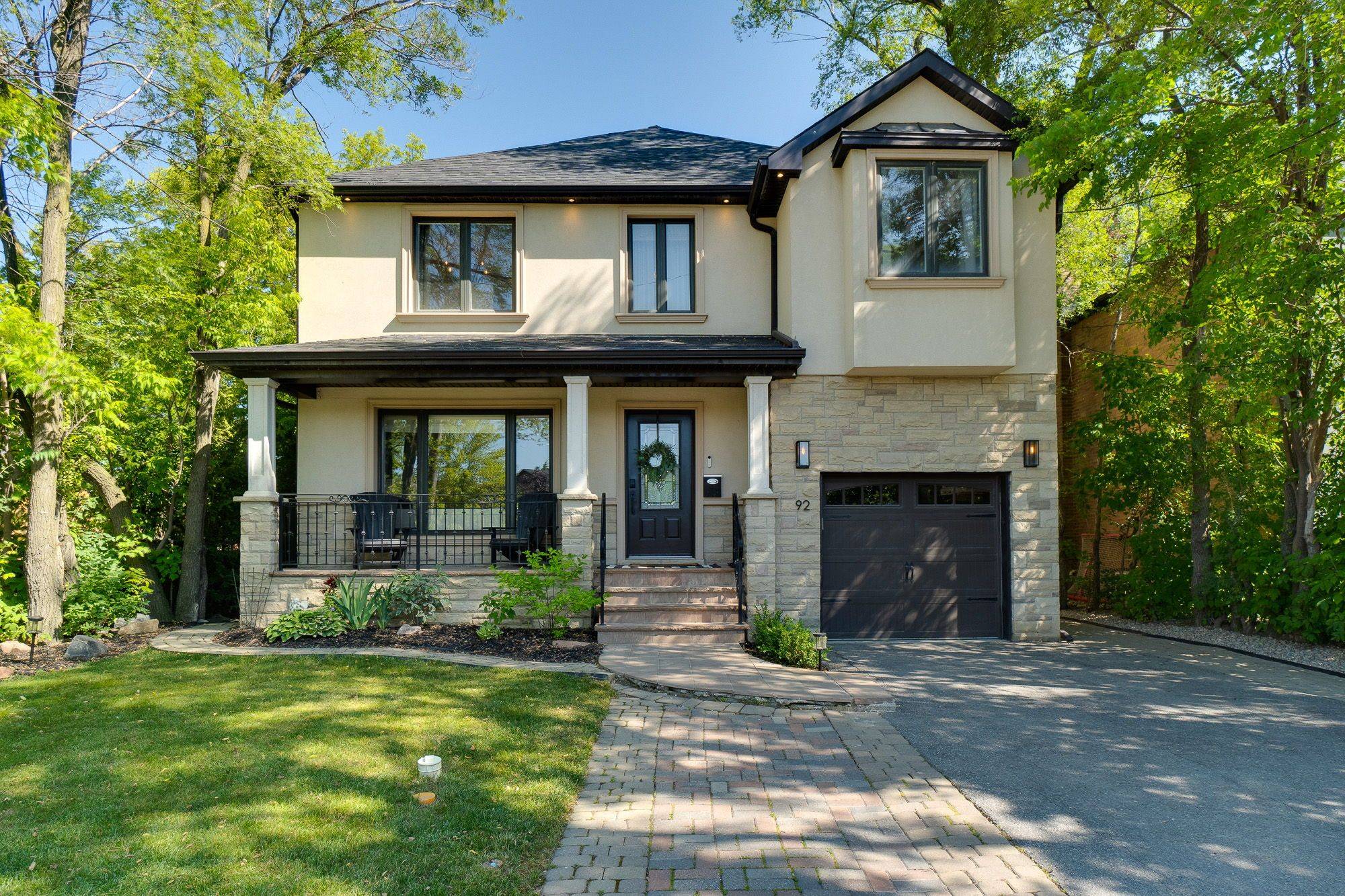 Toronto C04, ON M6A 1L3,92 Ridgevale DR
