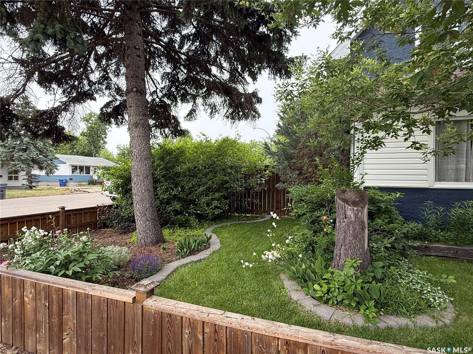 Weyburn, SK S4H 0R3,403 Qu'Appelle STREET