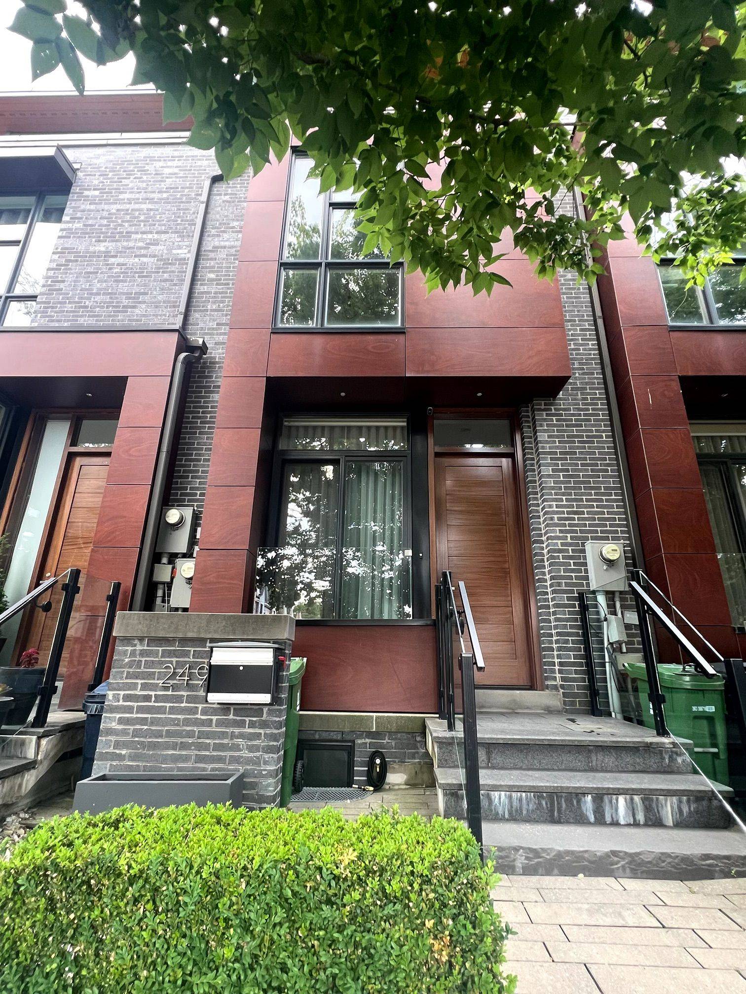 Toronto C01, ON M6J 2N1,249 Claremont ST