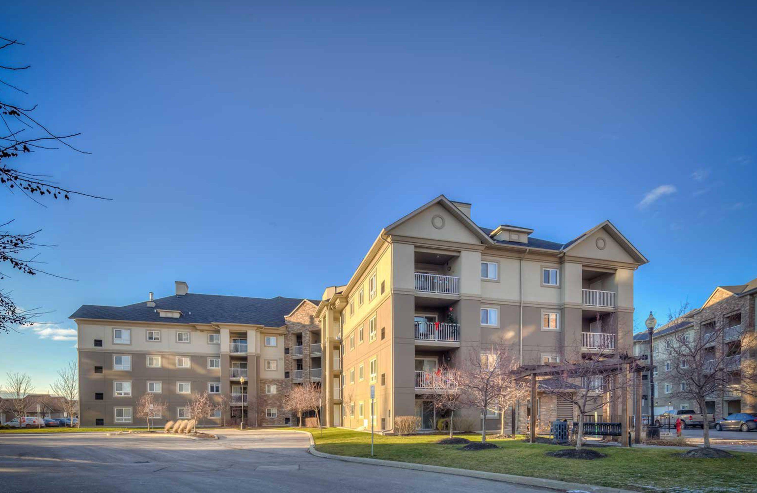 Brampton, ON L6P 2Z7,4 Dayspring CIR #208