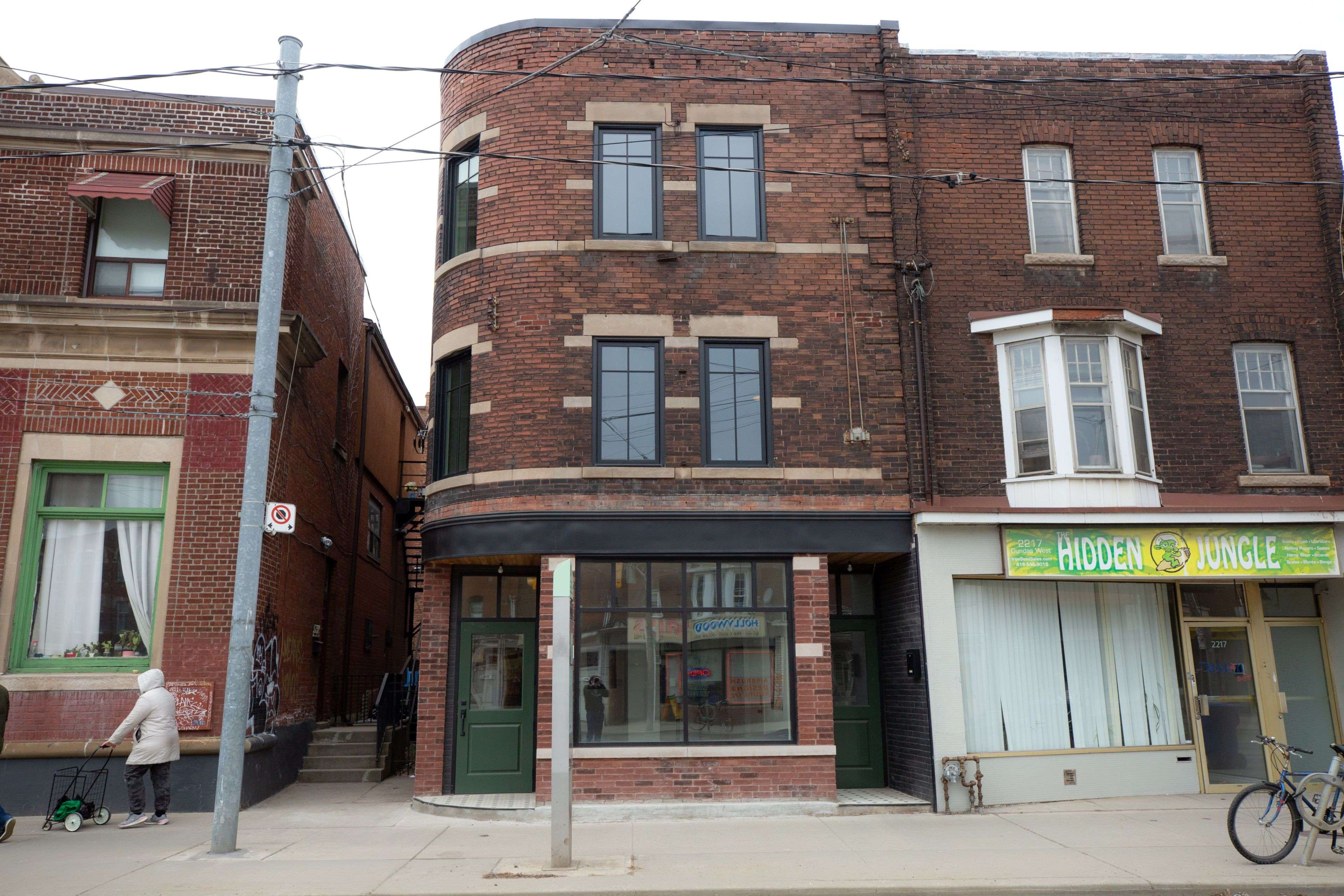 Toronto W01, ON M6R 1X6,2215 Dundas ST W