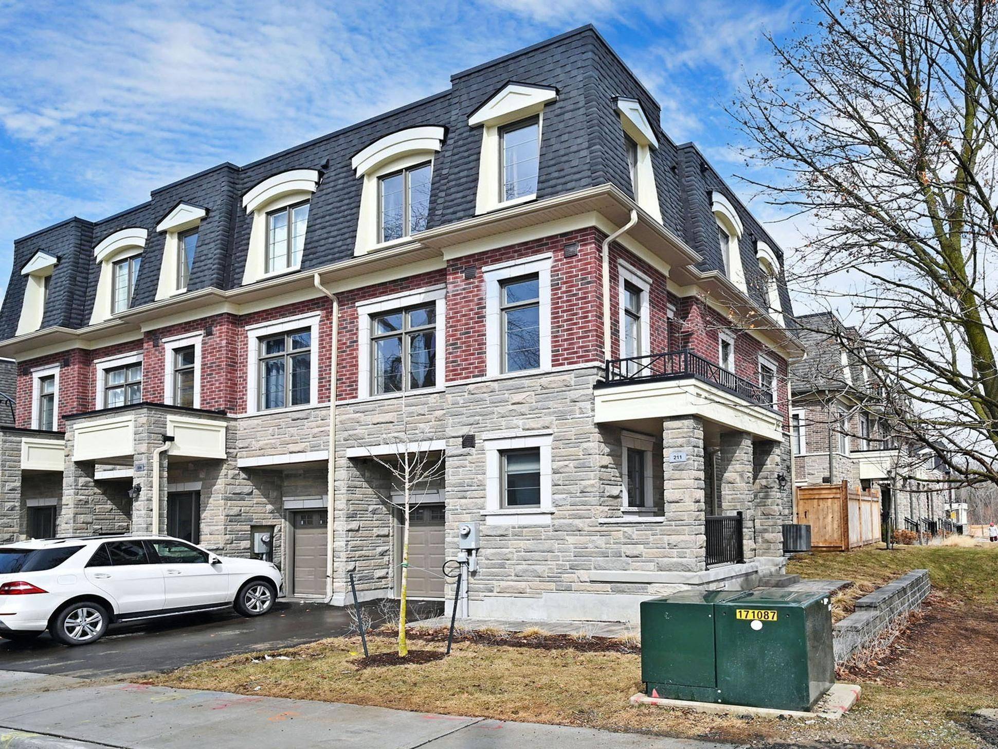 Mississauga, ON L5M 2S5,211 Wyndham ST