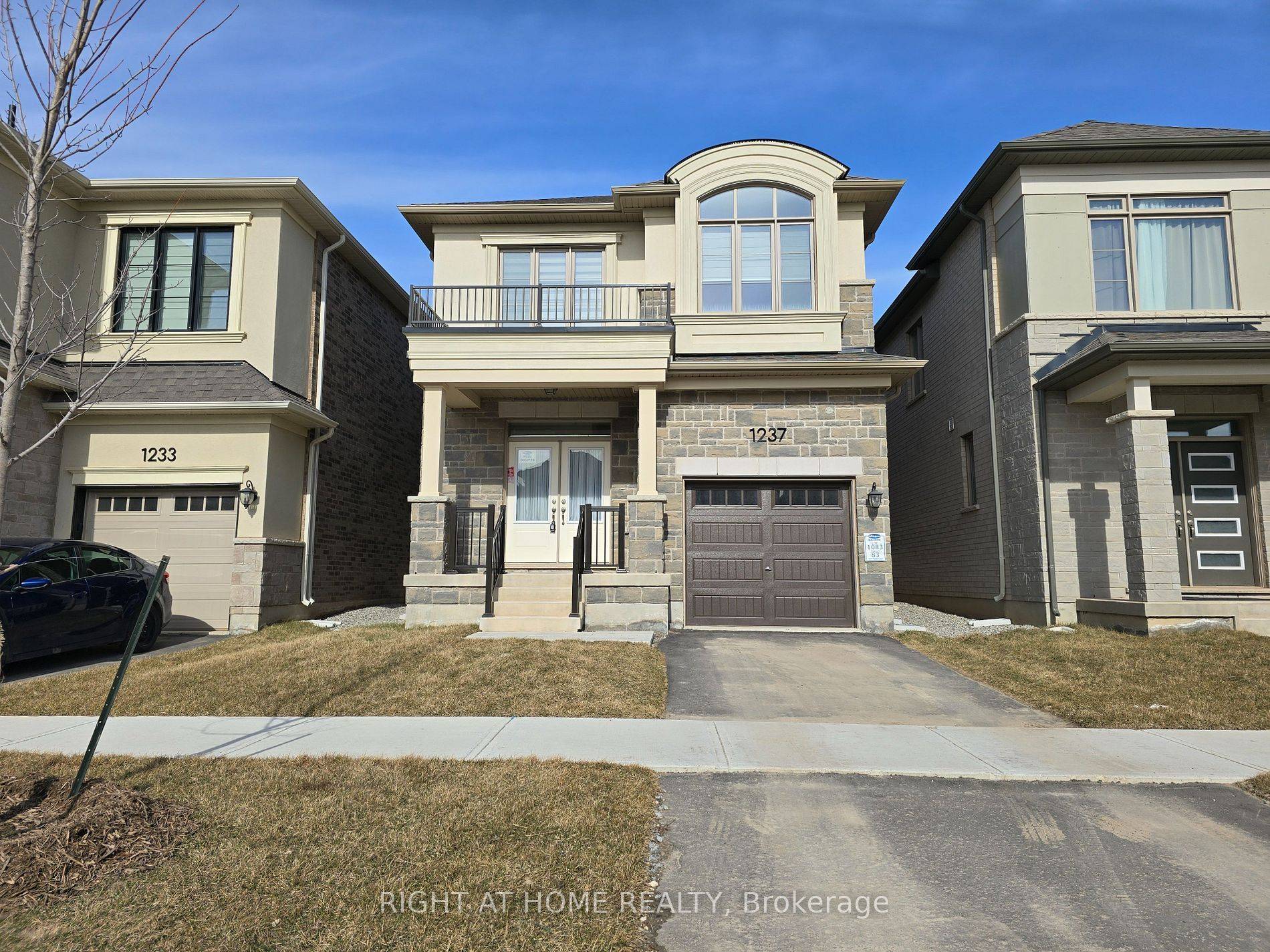 Milton, ON L9E 1Y6,1237 Trudeau DR