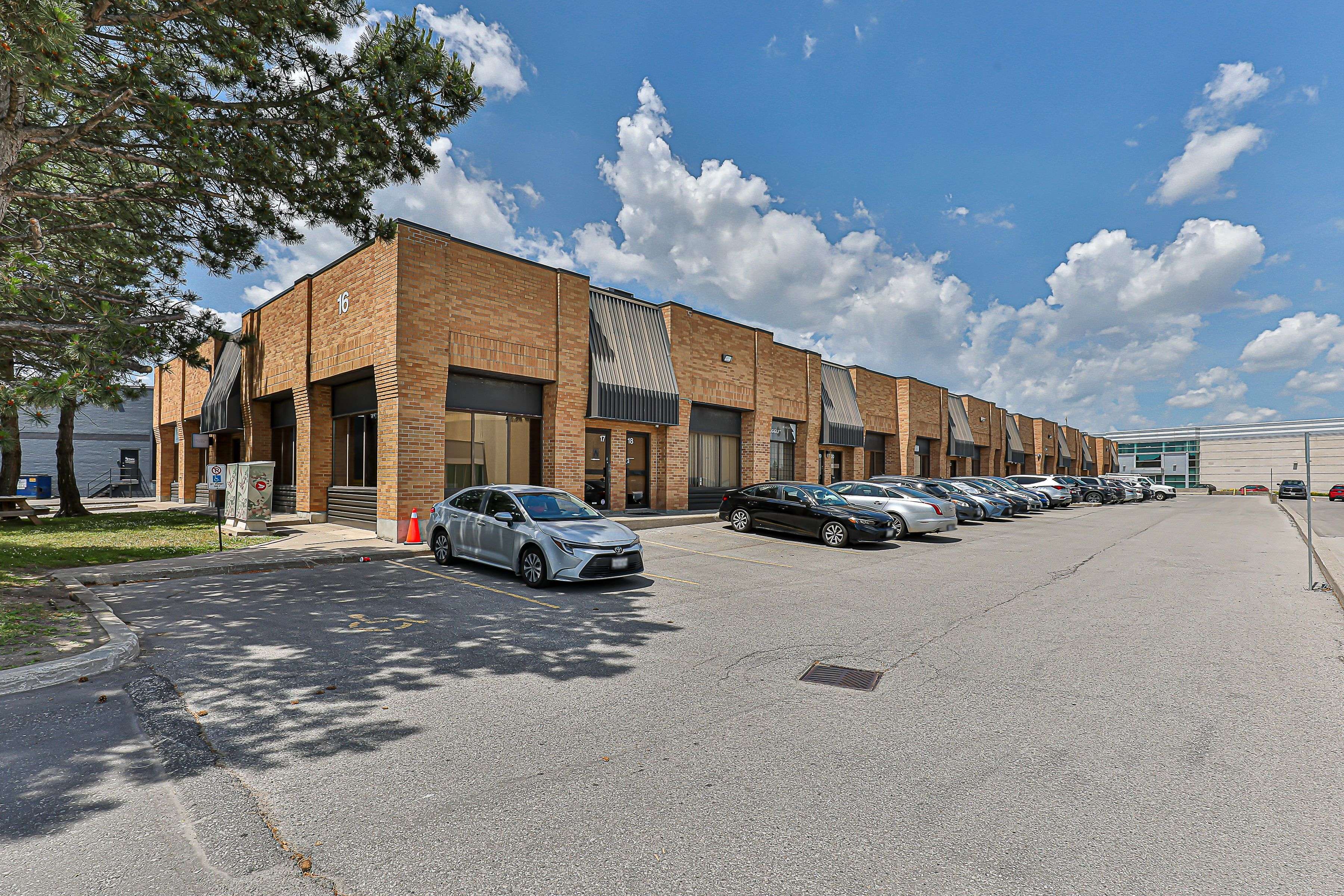 Richmond Hill, ON L4B 2P1,16 Sims CRES #25