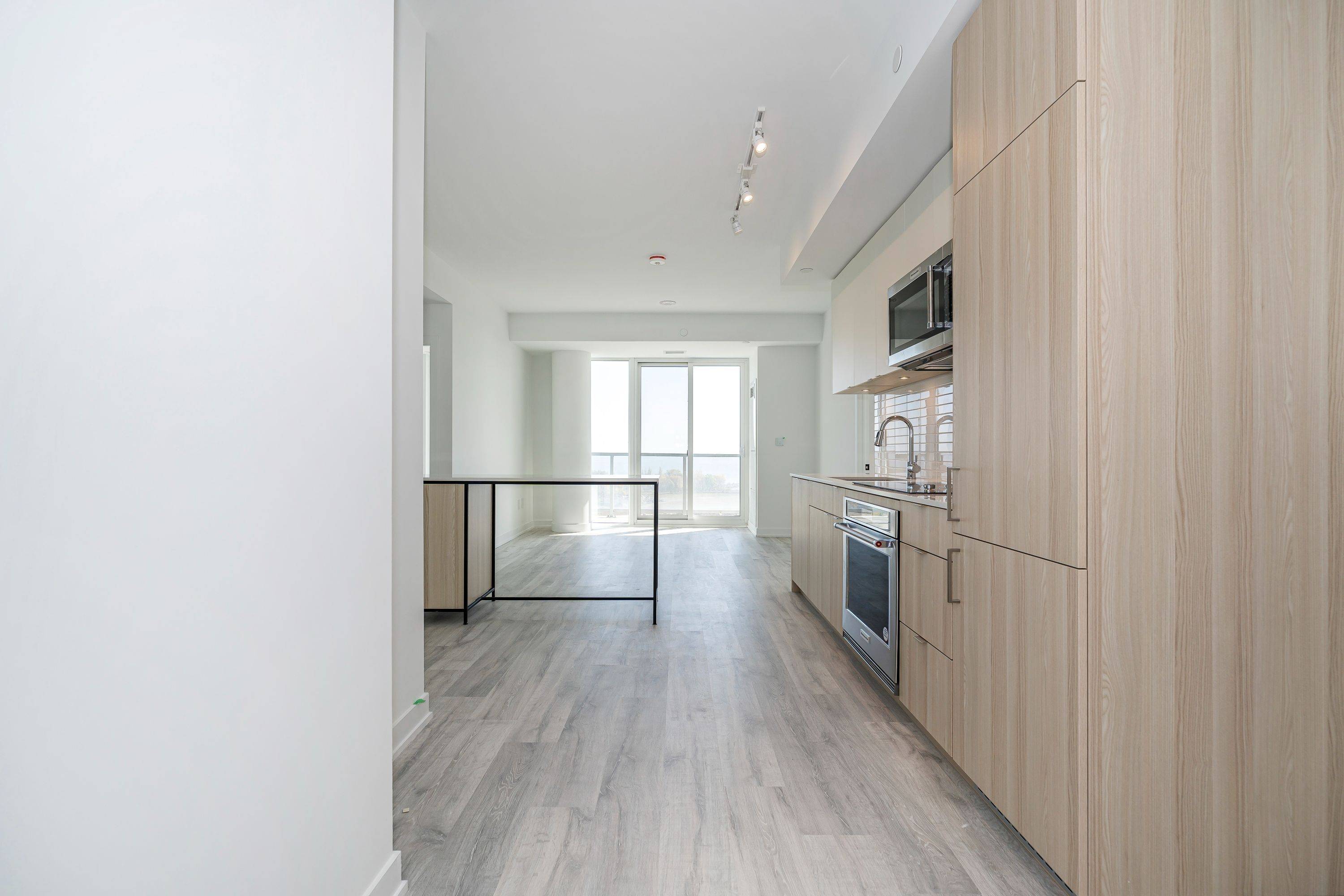 Mississauga, ON L6A 5A8,220 Missinnihe WAY #906