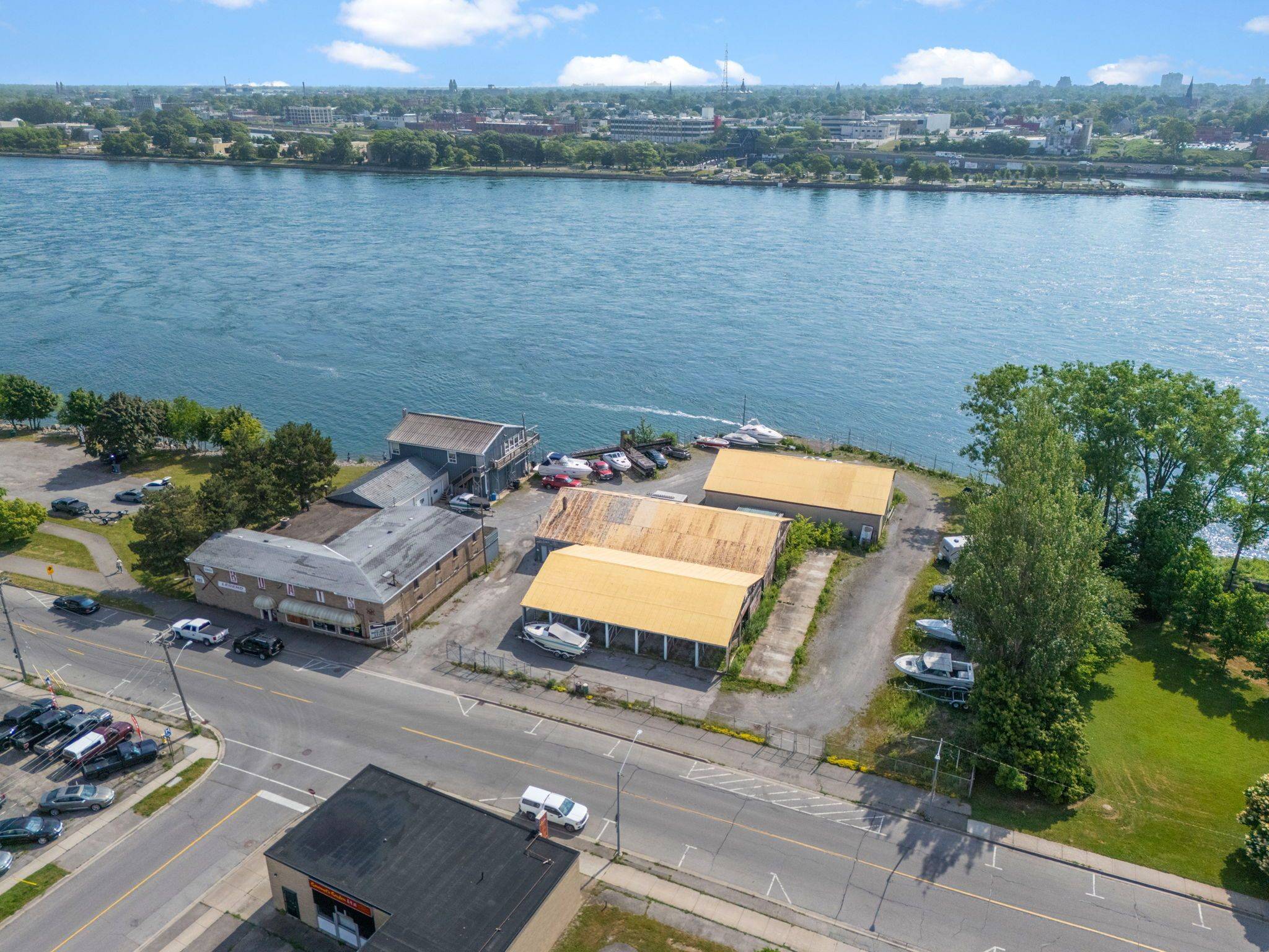 Fort Erie, ON L2A 3G3,162 Niagara BLVD
