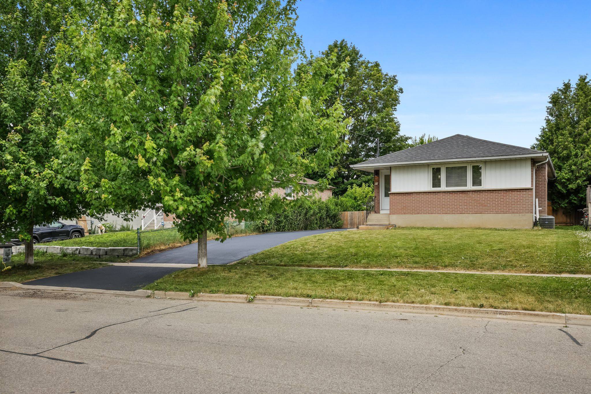 Oshawa, ON L1H 3H7,610 Shakespeare AVE