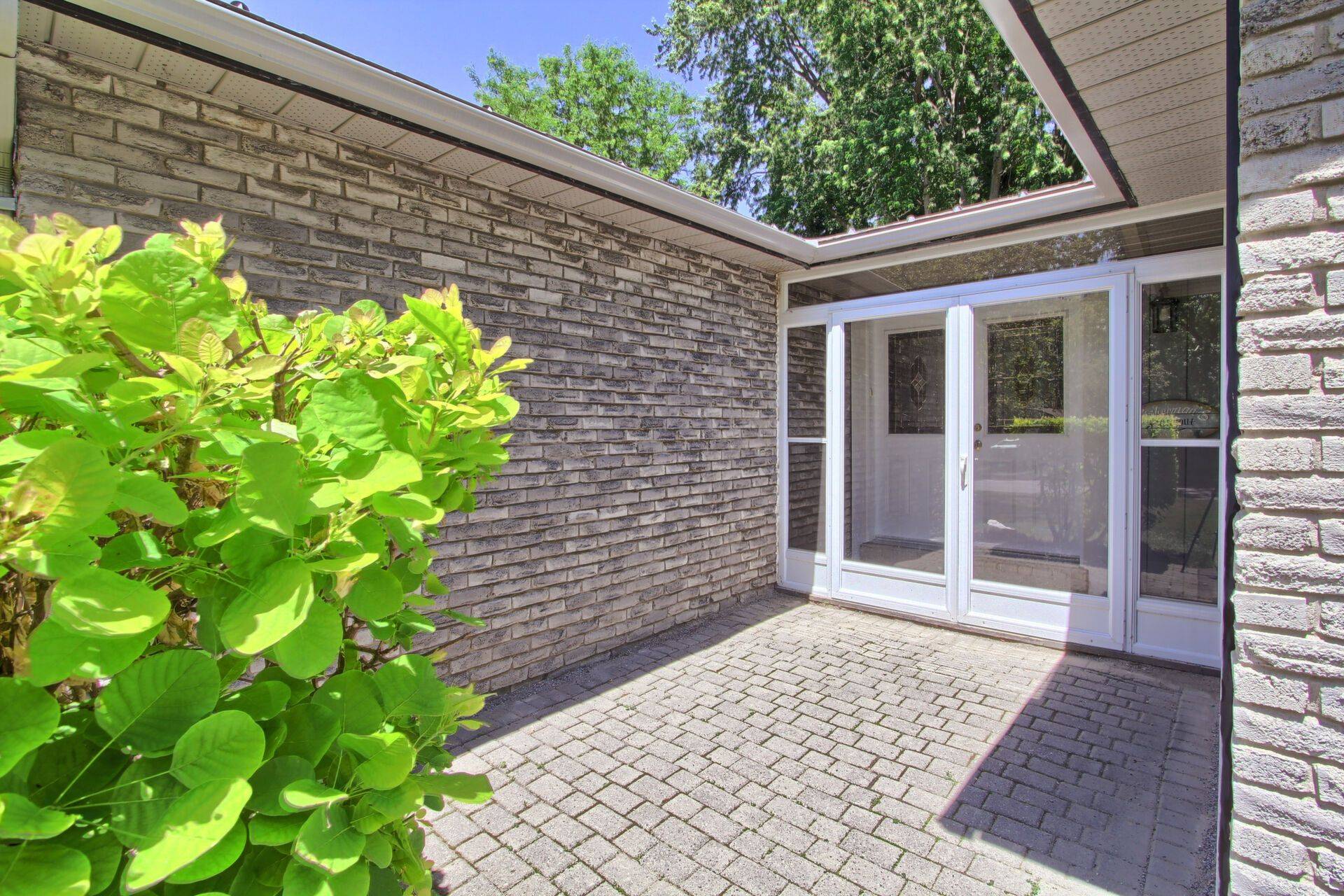 Newmarket, ON L3Y 3B9,871 Elgin ST
