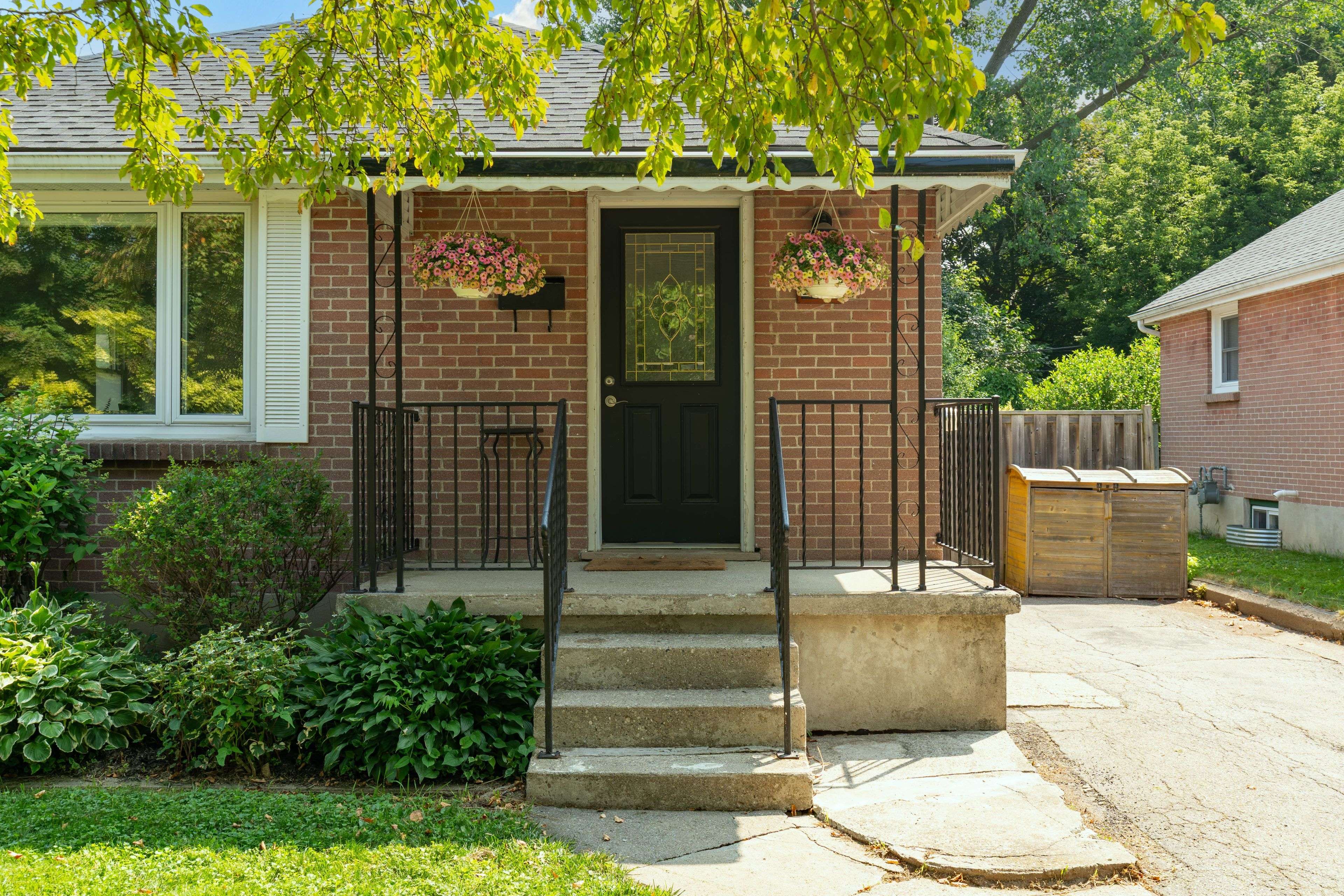 London East, ON N5Y 1Z4,222 STERLING ST