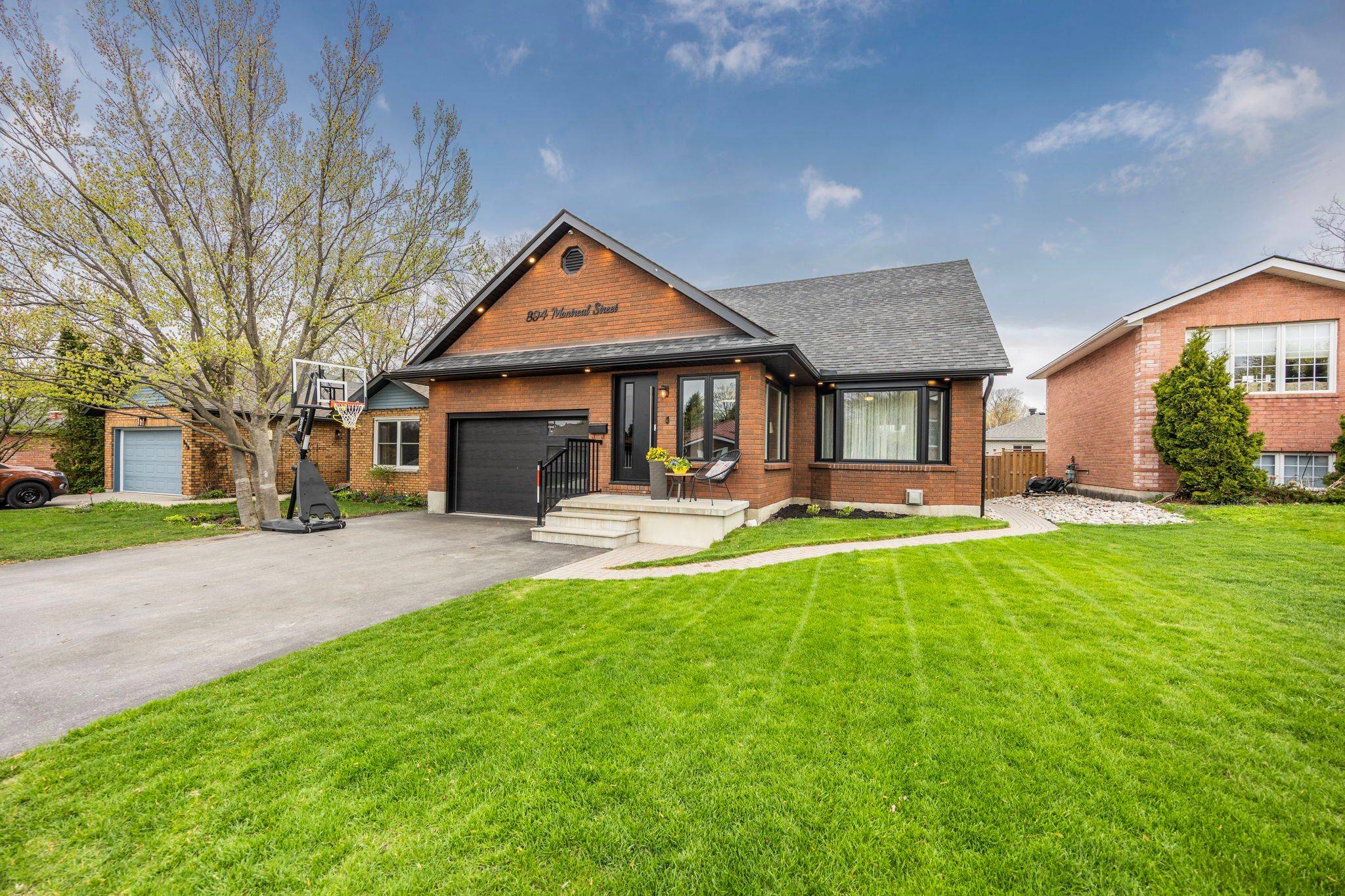 Midland, ON L4R 5A7,894 MONTREAL ST