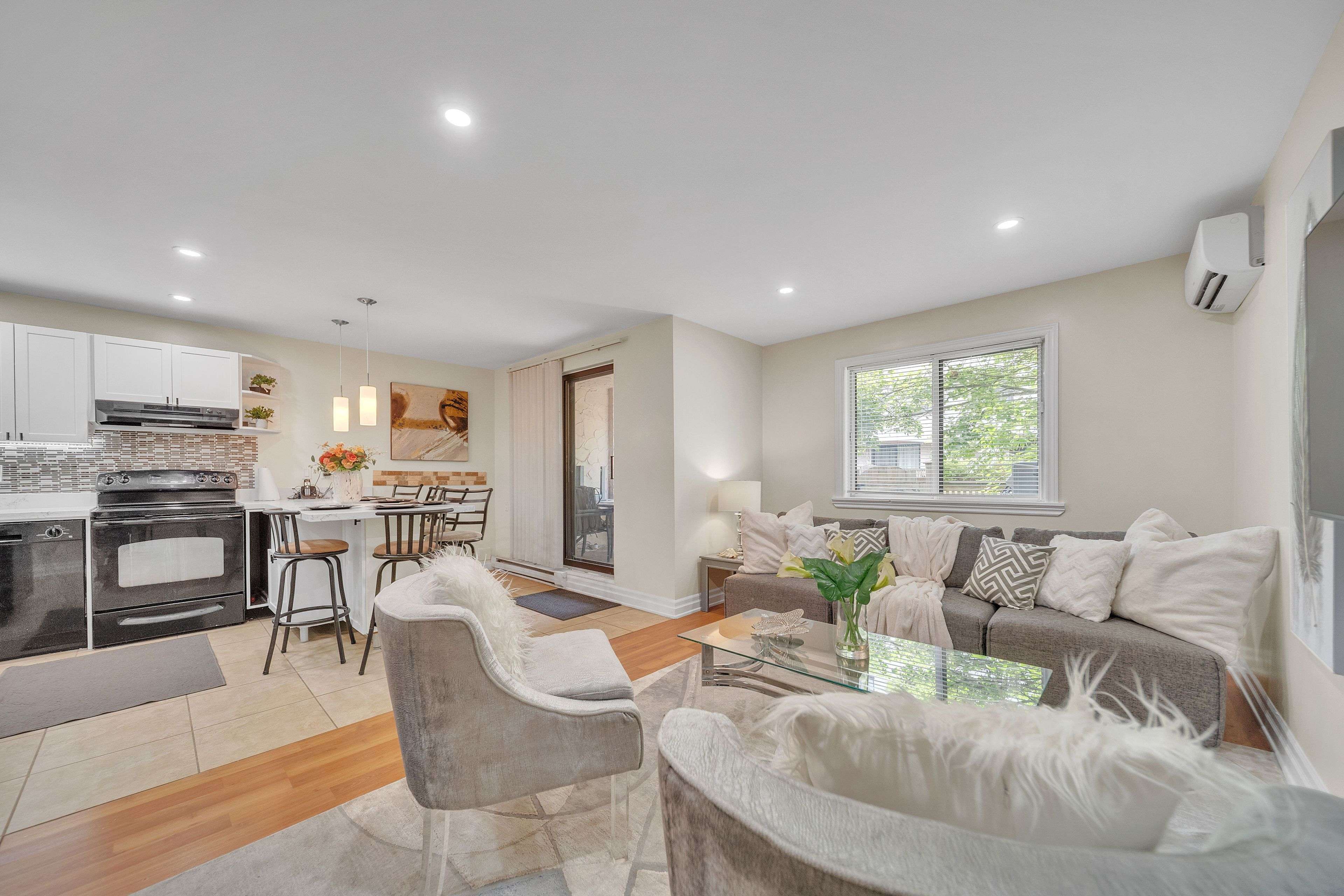 Oakville, ON L6H 2P3,1058 Falgarwood DR #132