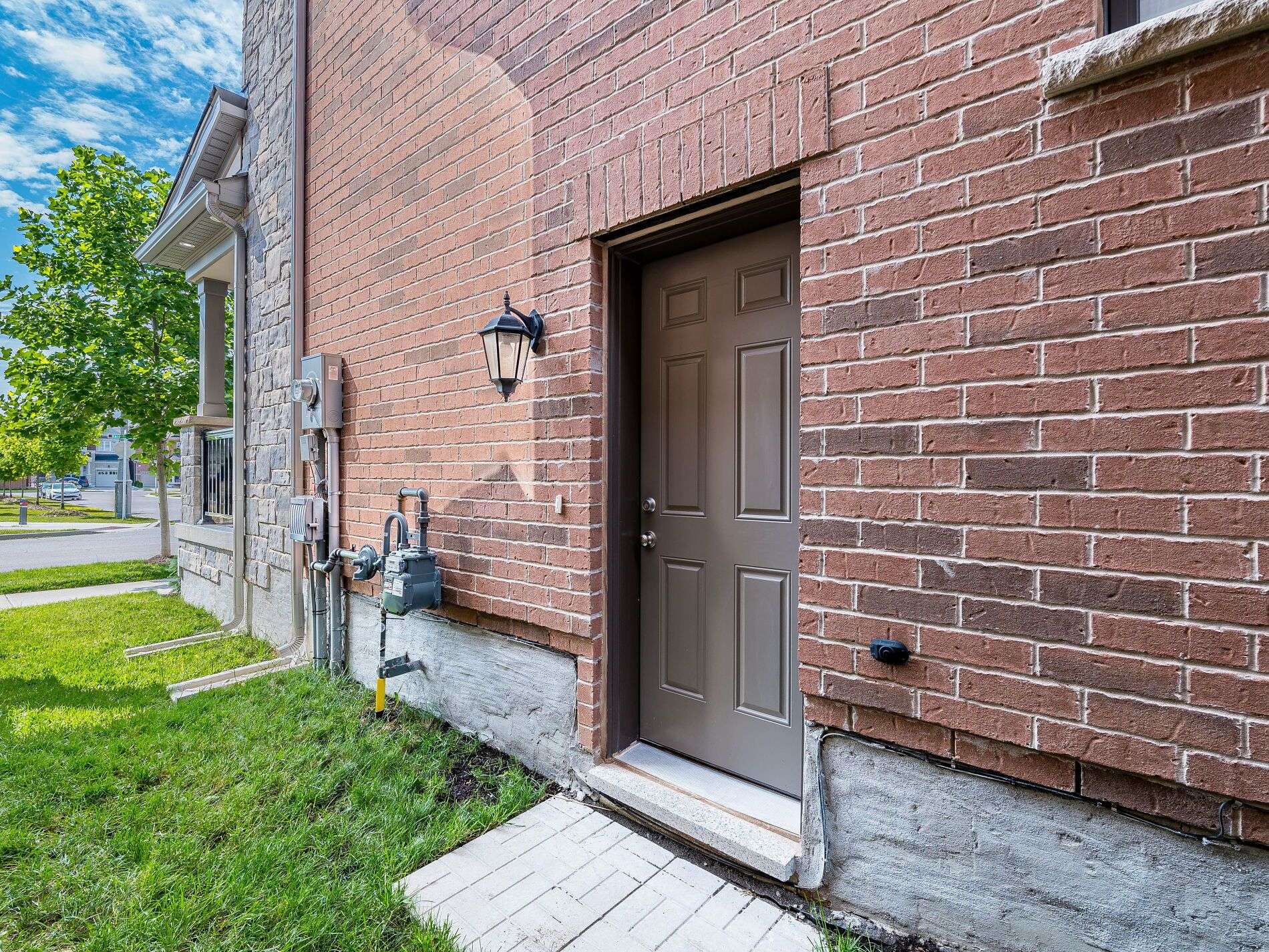 Oakville, ON L6M 1R3,323 Harold Dent TRL