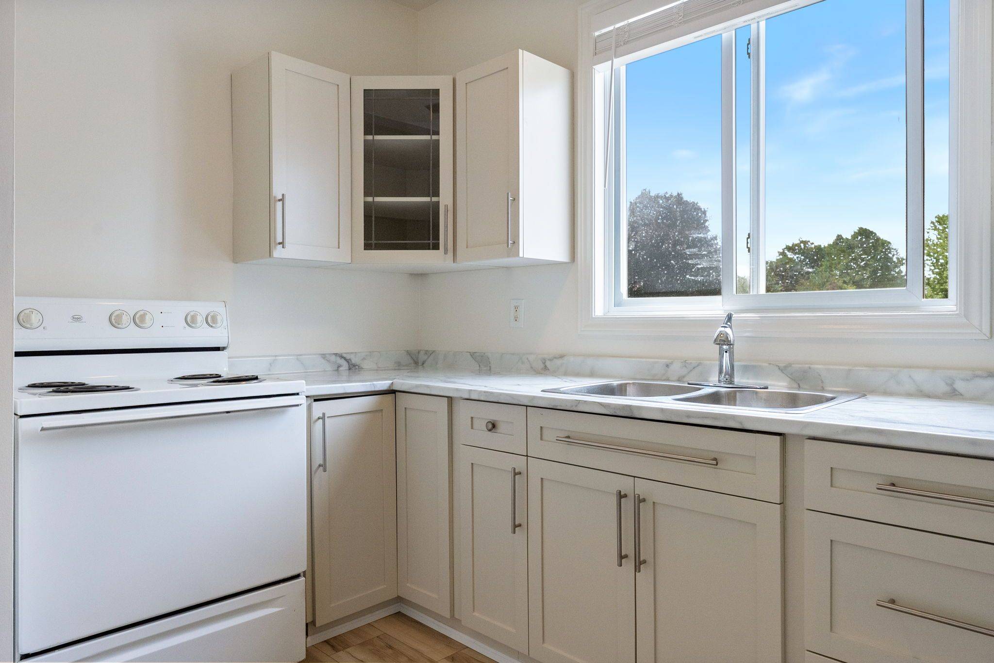 Burlington, ON L7T 3J1,985 Kingsway DR #2