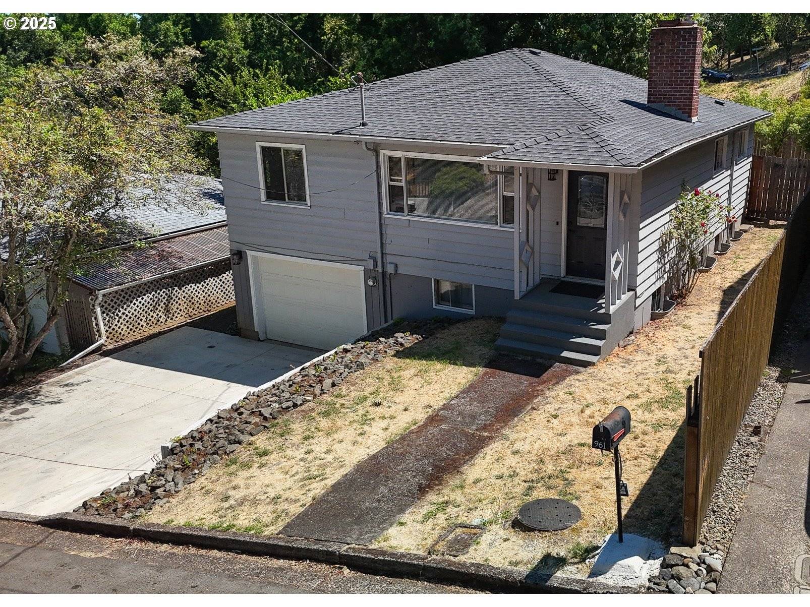 Roseburg, OR 97470,961 SE GLENN ST