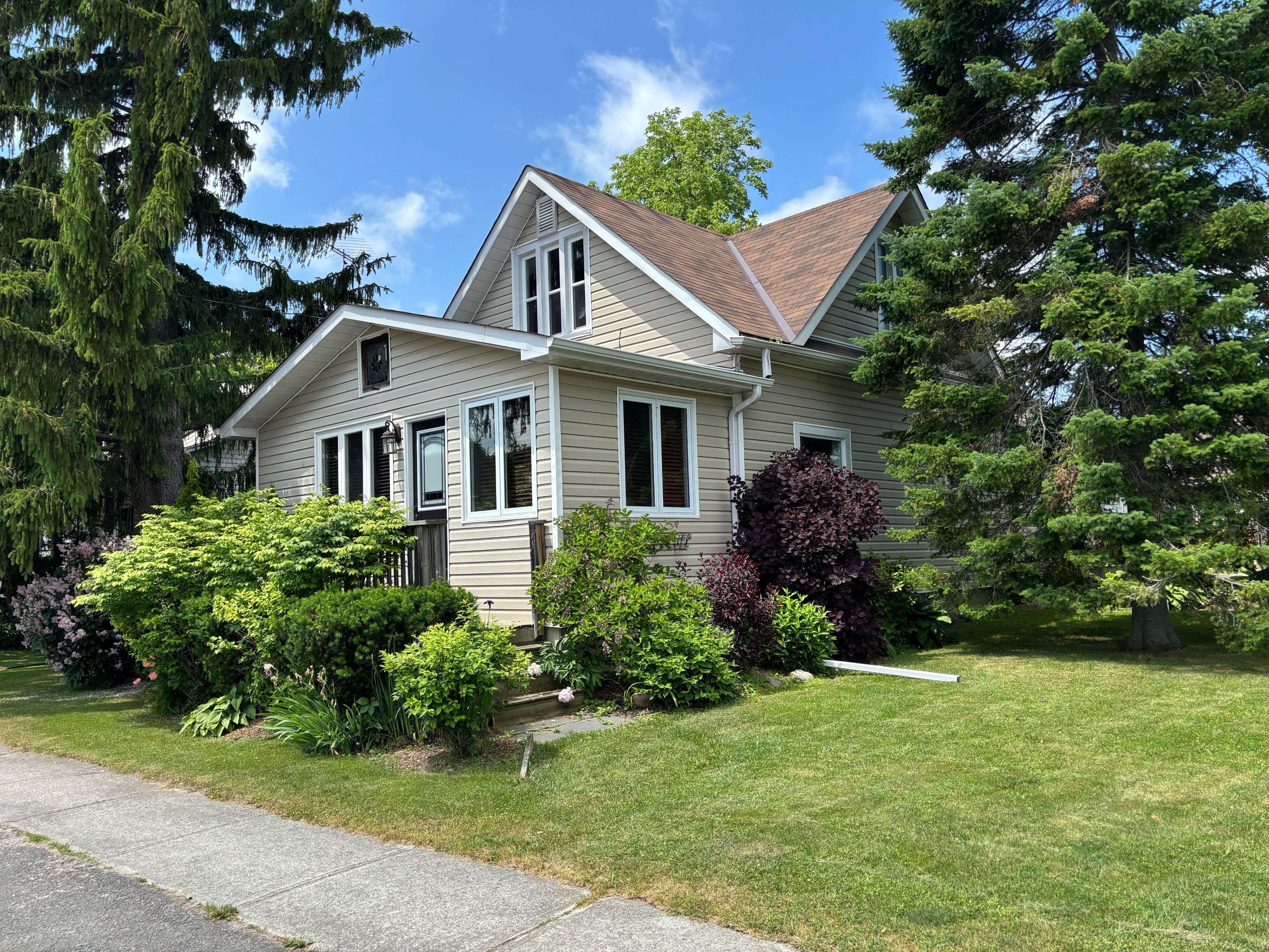 Scugog, ON L0C 1G0,2 Henrietta ST